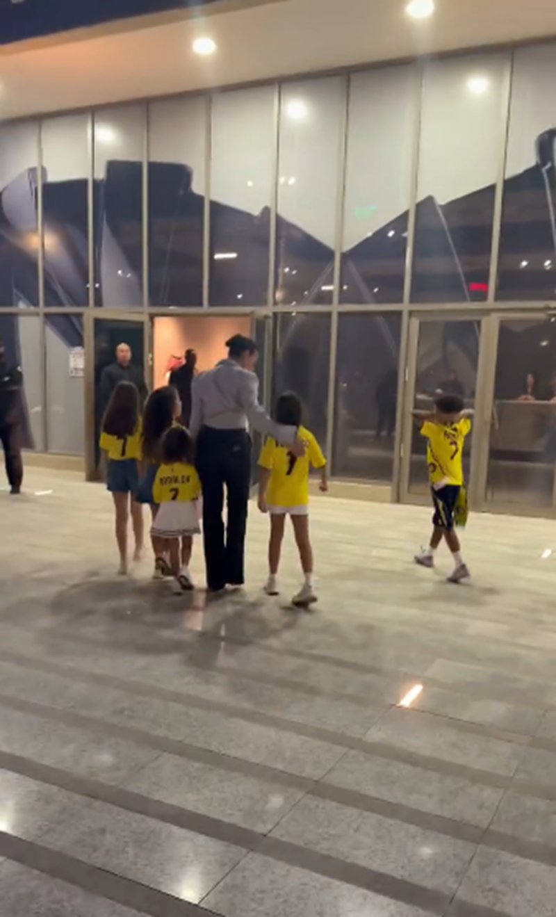 Georgina Rodríguez caminando junto a sus hijos hacia el estadio para apoyar a Cristiano Ronaldo en su partido | Fuente: Instagram/georginagio