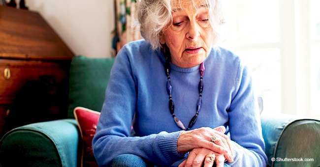Mujer anciana sentada en un sofá. Fuente: Shutterstock