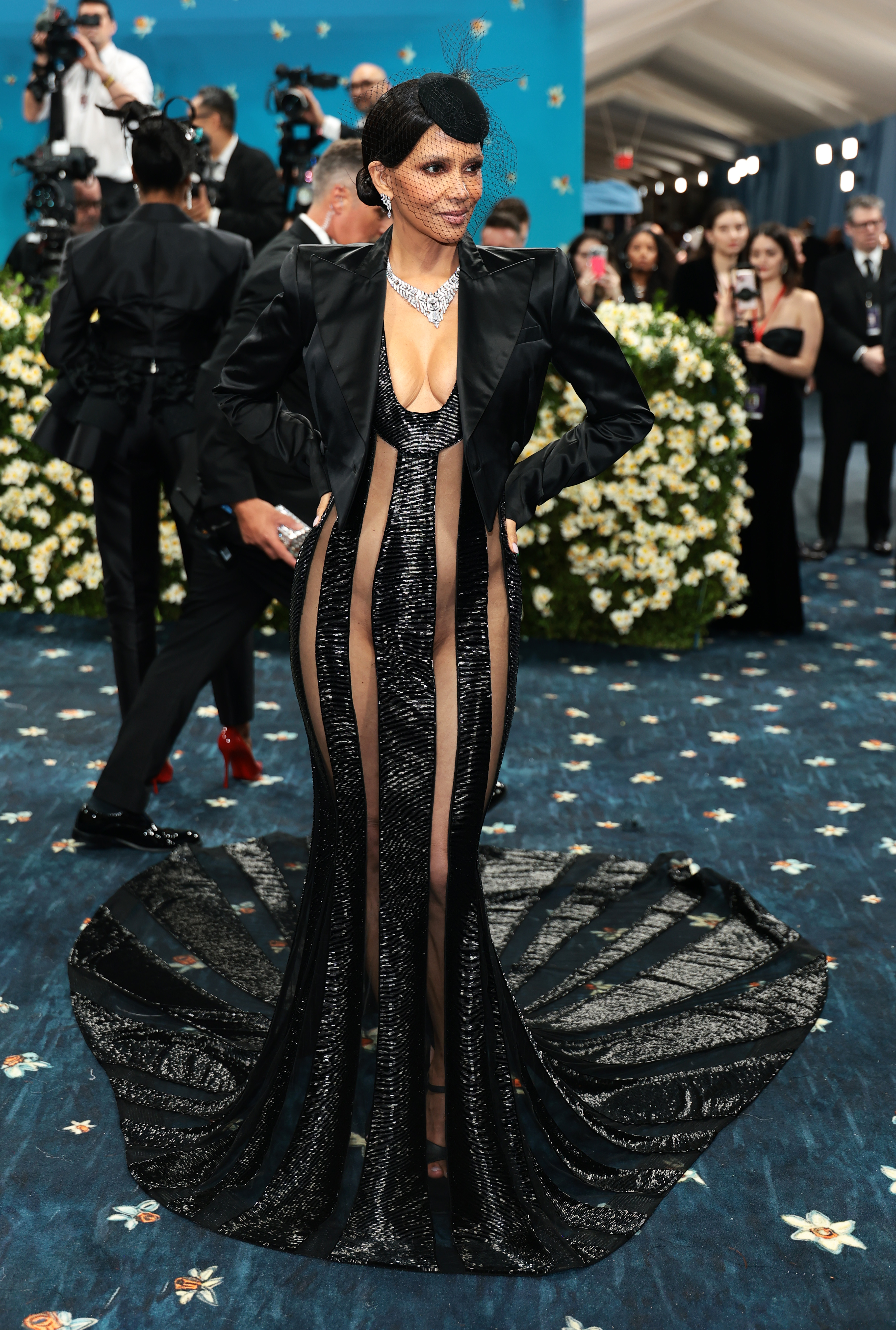 Halle Berry es fotografiada en la Met Gala celebrando "Superfine: Tailoring Black Style", el 5 de mayo de 2025 en Nueva York | Fuente: Getty Images.