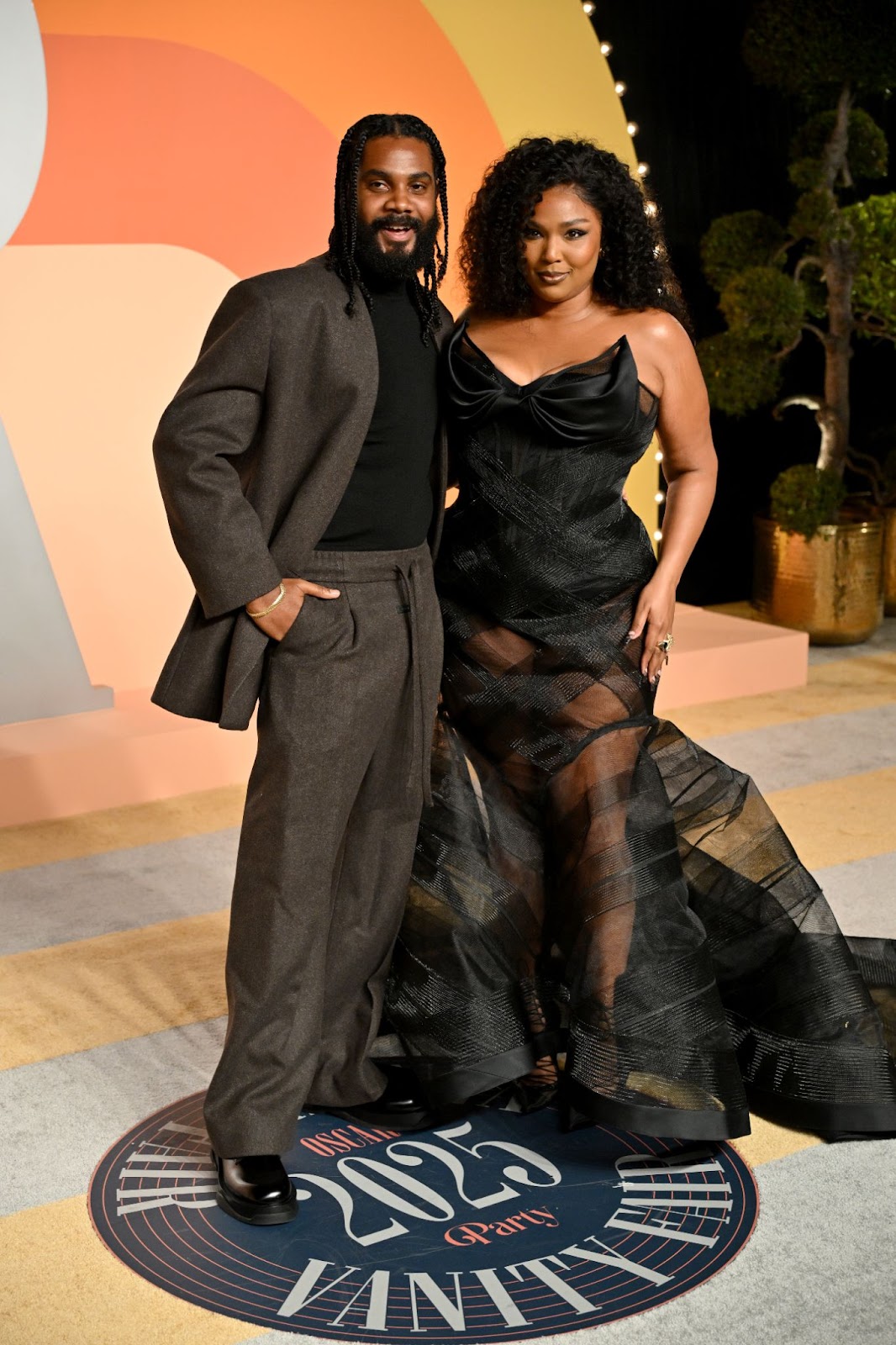 Antwaun Stanley y Lizzo posando en la fiesta de los Oscar 2025 de "Vanity Fair" | Fuente: Getty Images