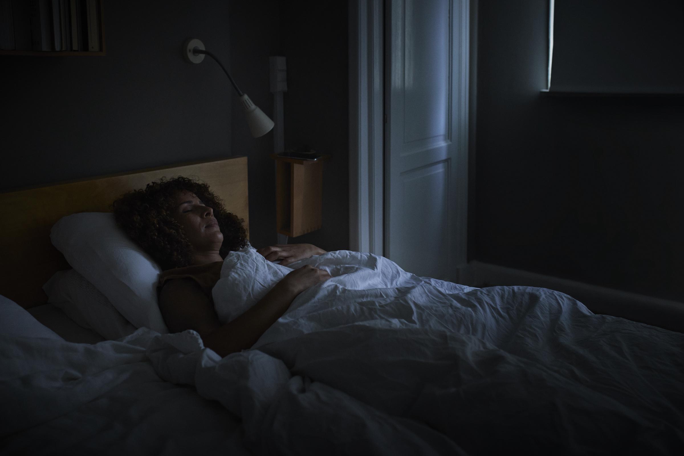 Una mujer durmiendo en su cama | Fuente: Getty Images