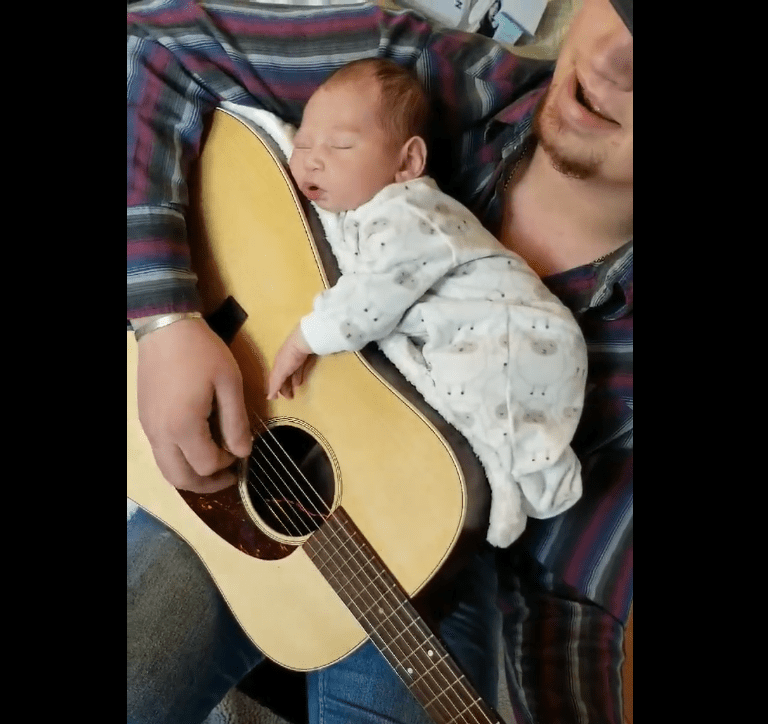 Cody Comer cantándole a su hija. Fuente: Facebook / Cody Comer Music