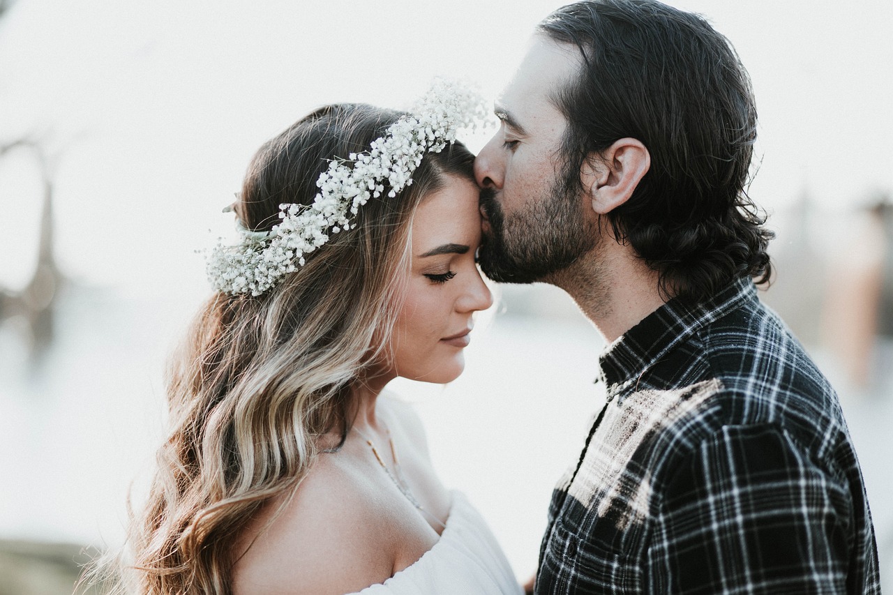 Un hombre besando amorosamente la frente de su mujer | Fuente: Pixabay