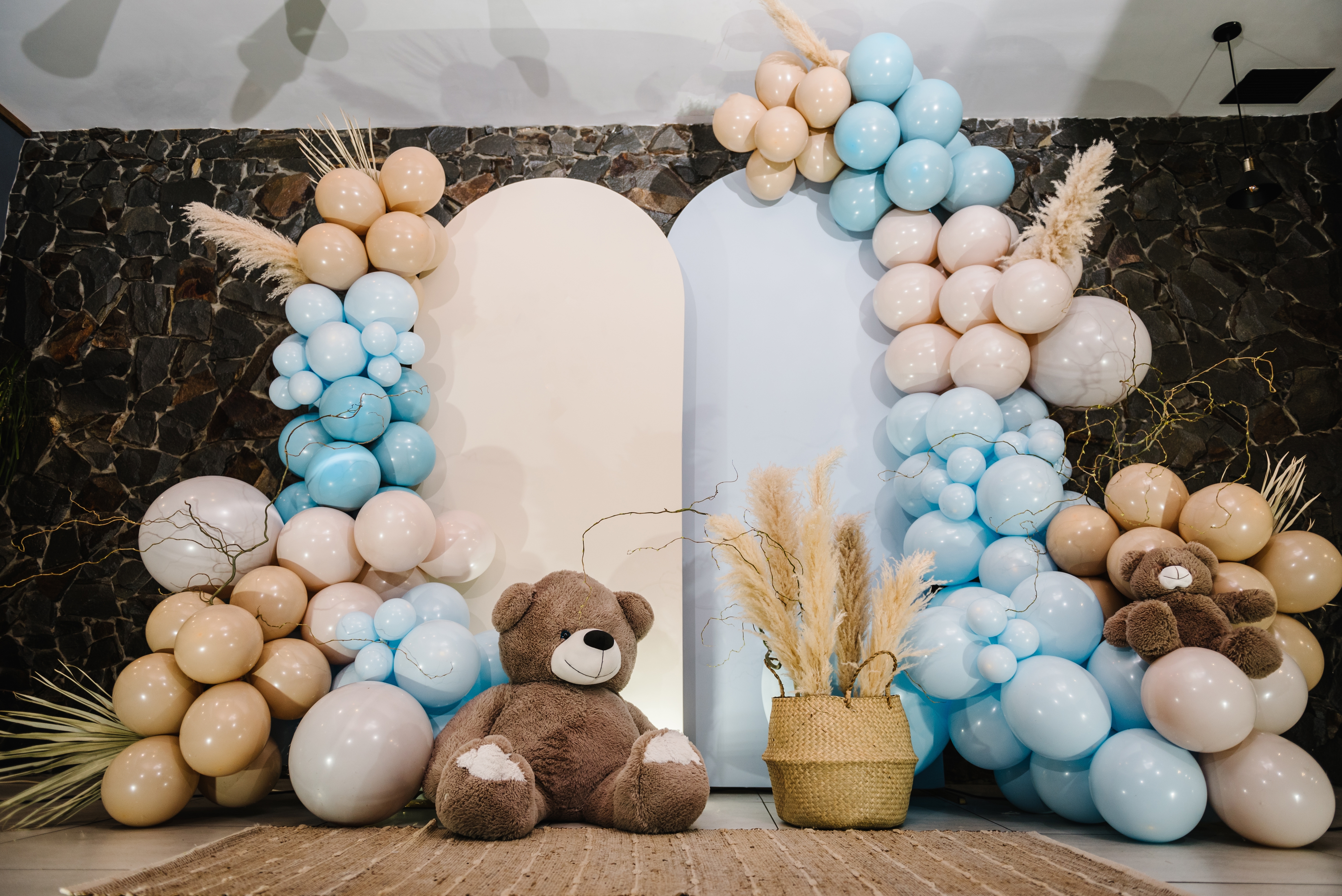 Una foto-decoración mural con globos y un osito de peluche | Fuente: Shutterstock