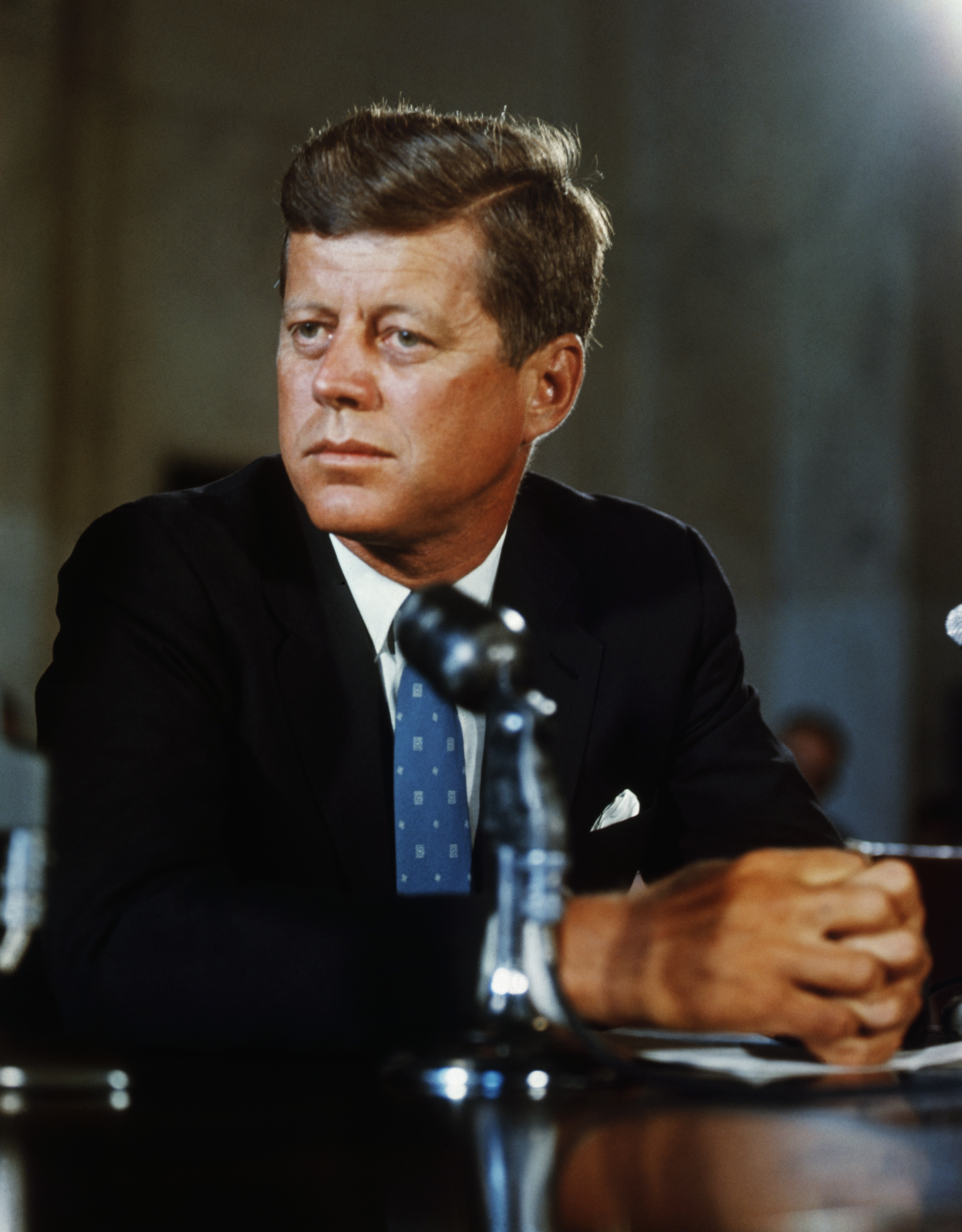 El Presidente John F. Kennedy en su escritorio de la Casa Blanca en su primer día como Presidente de los Estados Unidos, el 21 de enero de 1961. | Fuente: Getty Images