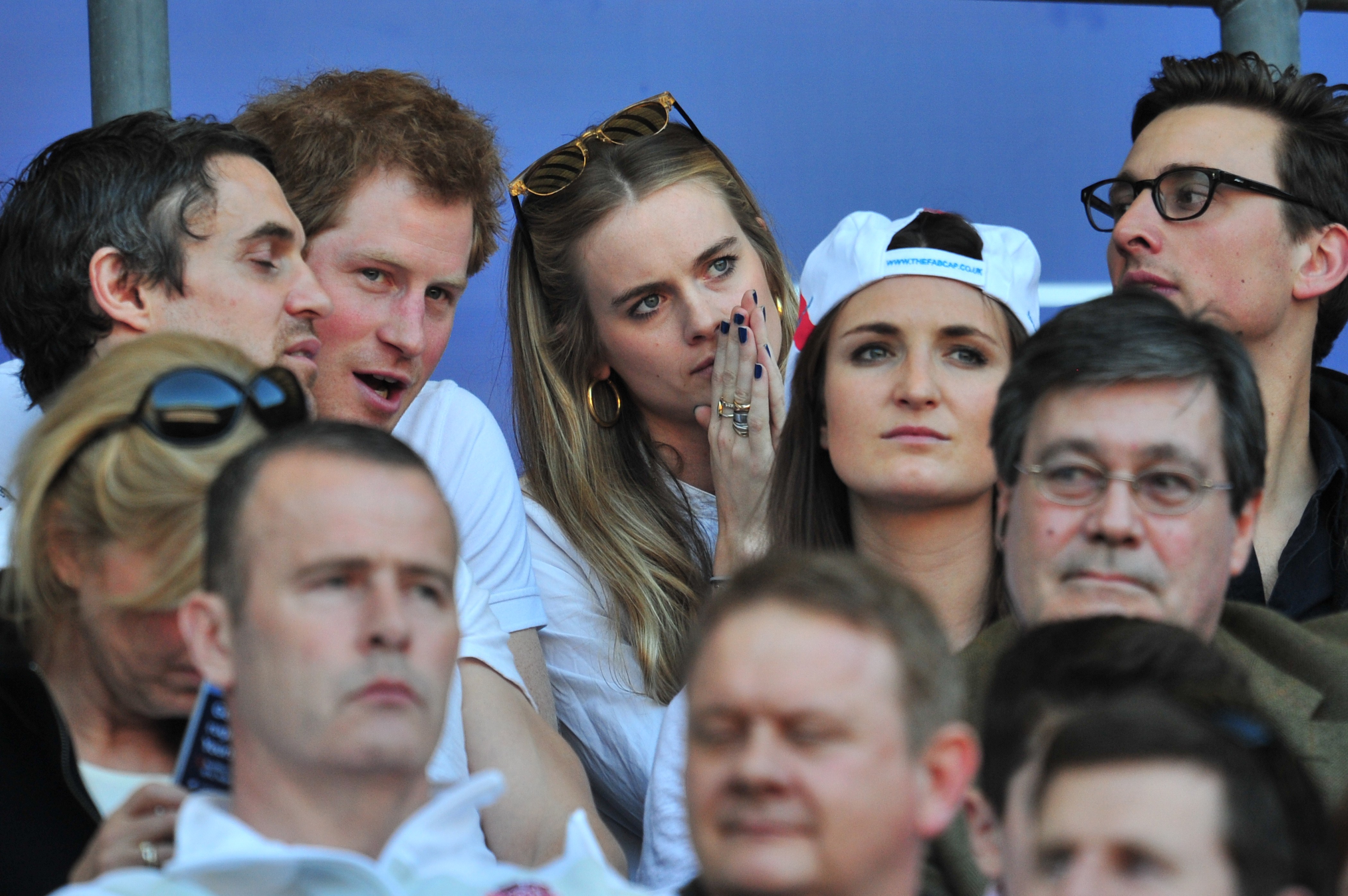 El príncipe Harry y Cressida Bonas observan el partido durante el partido de la Unión Internacional de Rugby de las Seis Naciones en Twickenham el 9 de marzo de 2014 en Londres. | Fuente: Getty Images