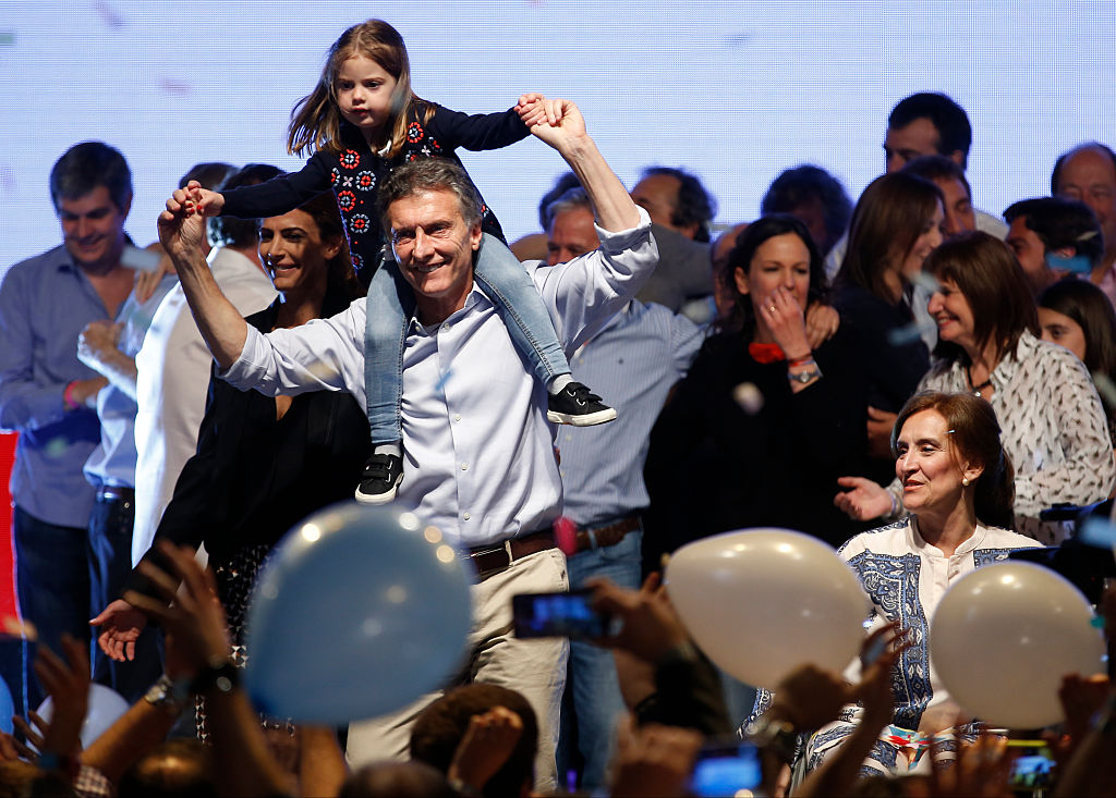 Mauricio Macri celebra con su hija Antonia Macri tras las elecciones generales en el búnker de Cambiemos, el 25 de octubre de 2015 en Buenos Aires, Argentina. | Fuente: Getty Images