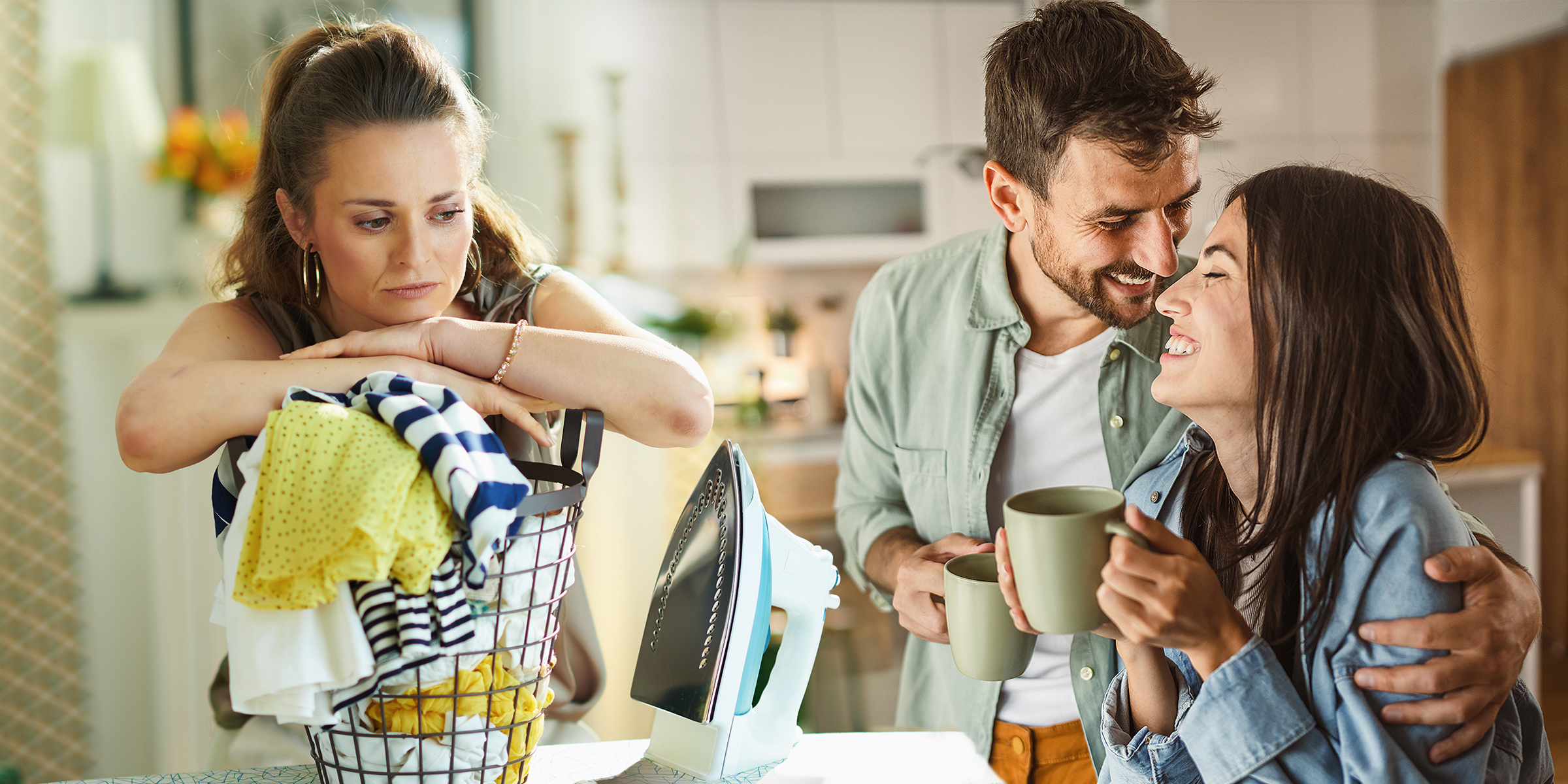 Una mujer pensando en su esposo tomando un café con otra mujer | Fuente: Shutterstock