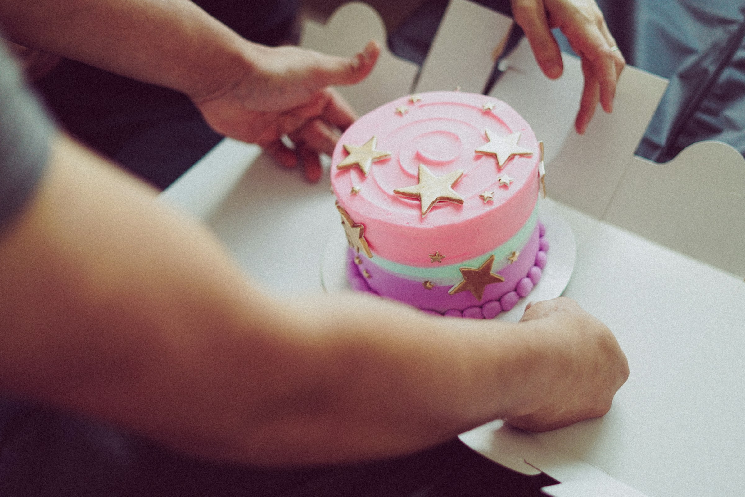 Hombre abriendo una caja de pastel | Fuente: Unsplash