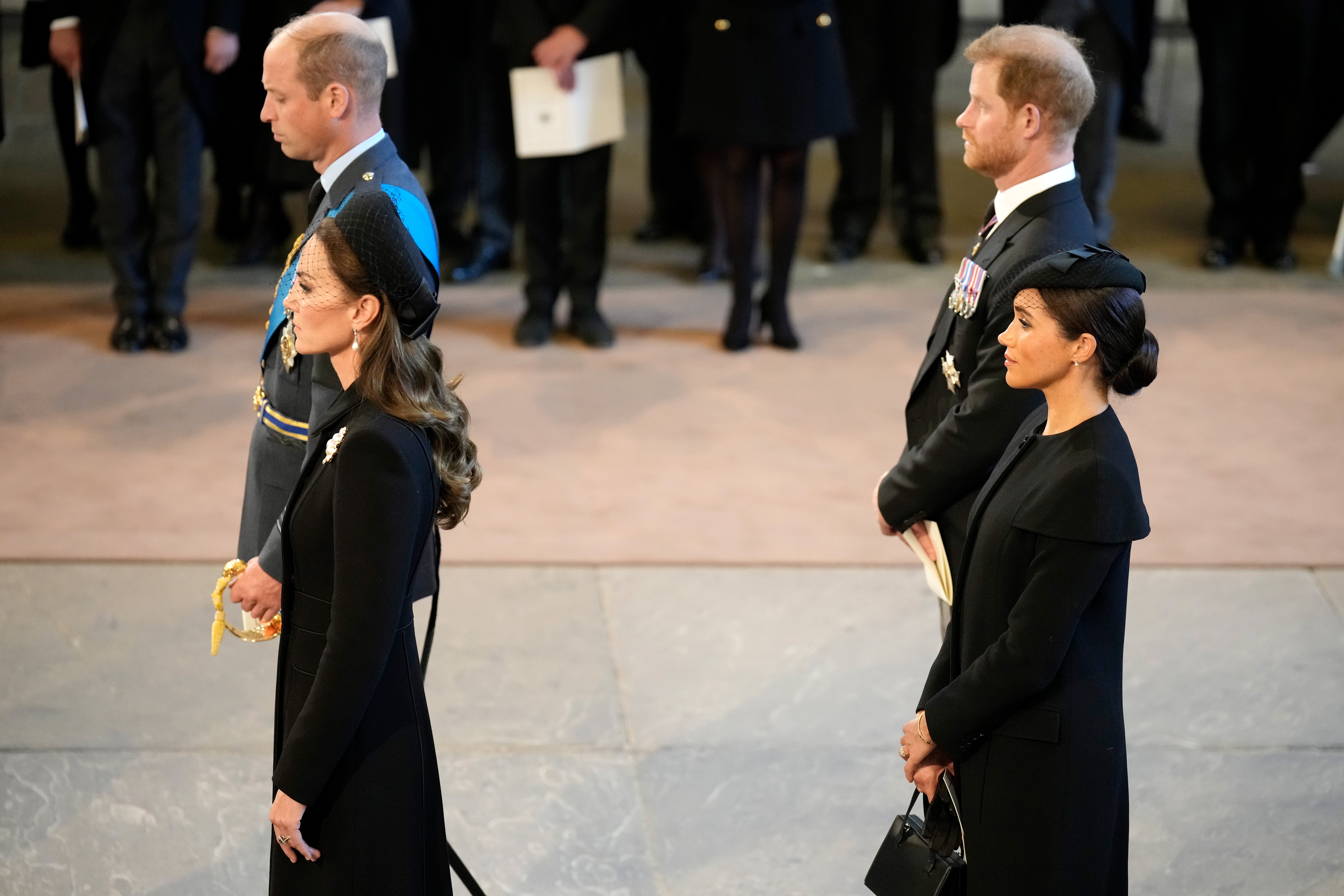 William y Kate, príncipes de Gales, Meghan y Harry, duques de Sussex, presentan sus respetos en el Palacio de Westminster después de la procesión de la reina Elizabeth II el 14 de septiembre de 2022 en Londres, Inglaterra | Foto: Getty Images