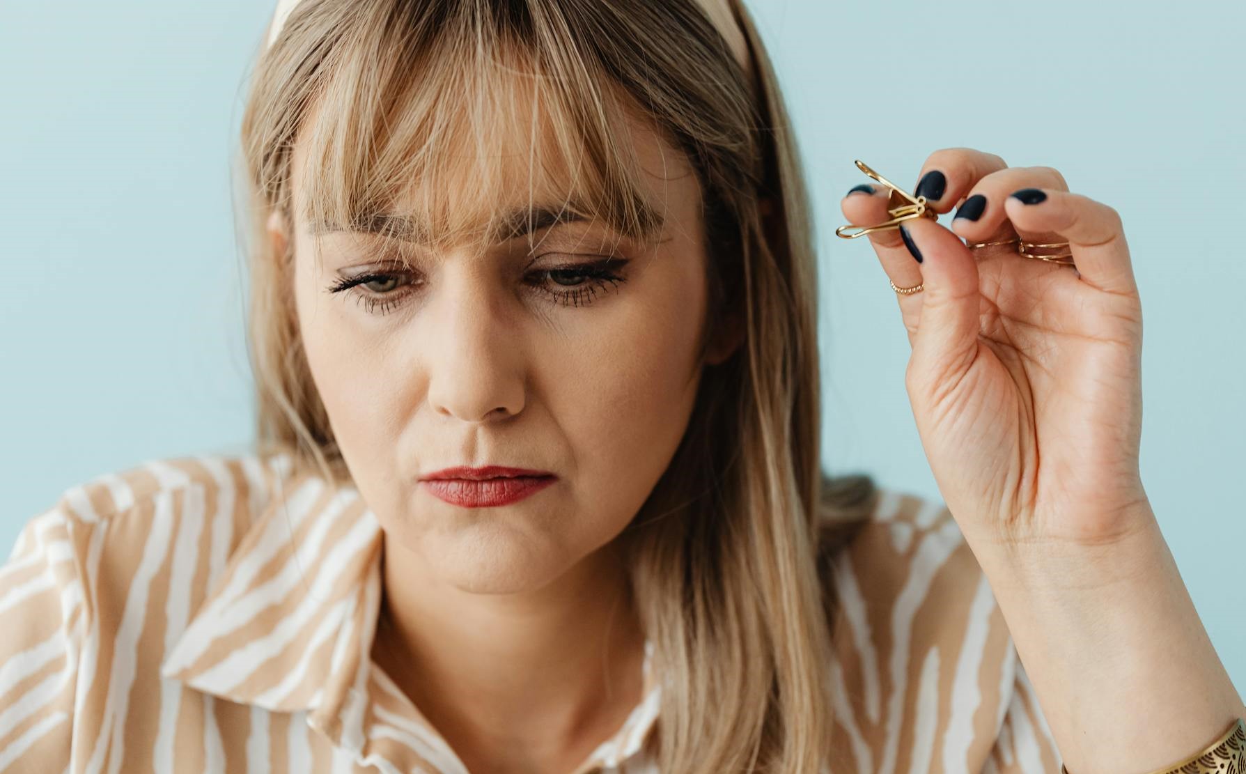 Una mujer mirando hacia abajo | Fuente: Pexels