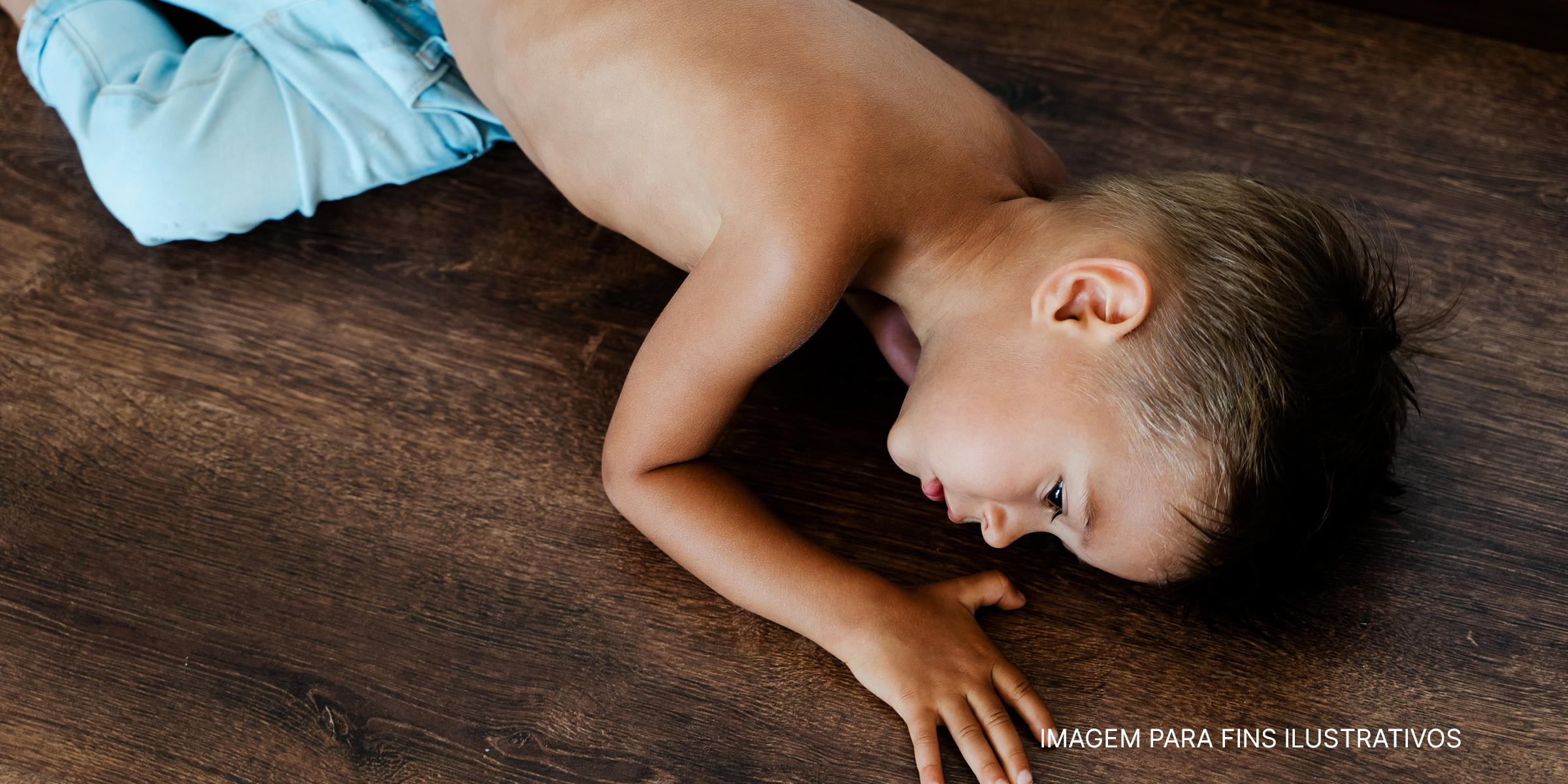 Menino no chão. | Foto: Shutterstock