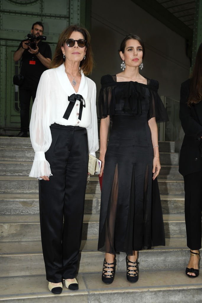 Carolina de Hannover y Carlota Casiraghi posan antes del homenaje a Karl Lagerfeld en el Grand Palais el 20 de junio de 2019 en París, Francia. | Imagen: Getty Images