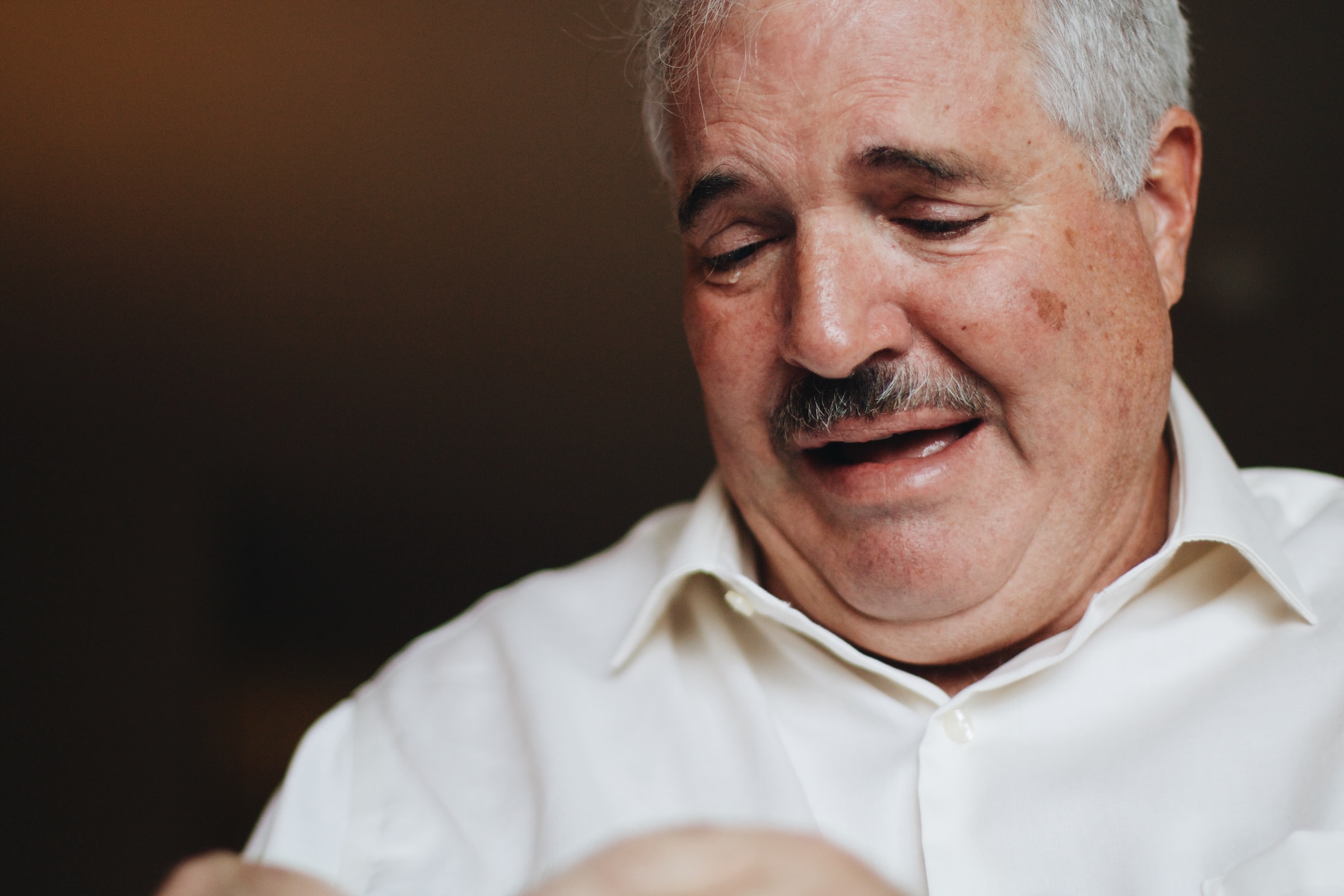 Hombre mayor llorando | Foto: Unsplash