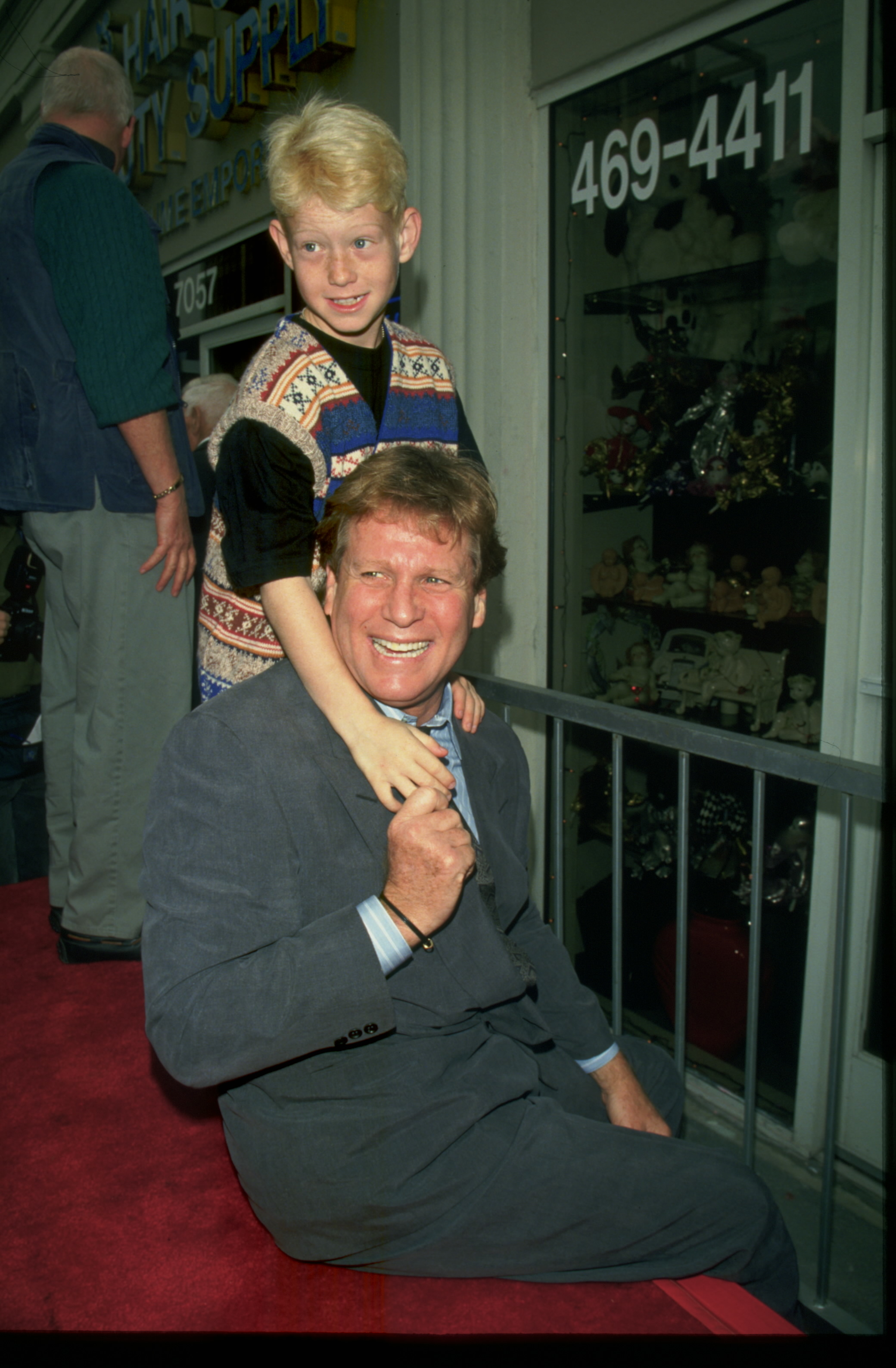 Redmond y Ryan O'Neal en la ceremonia de la estrella en el Hollywood Walk of Fame en honor a la famosa actriz, el 23 de febrero de 1995, en Hollywood, California. | Fuente: Getty Images