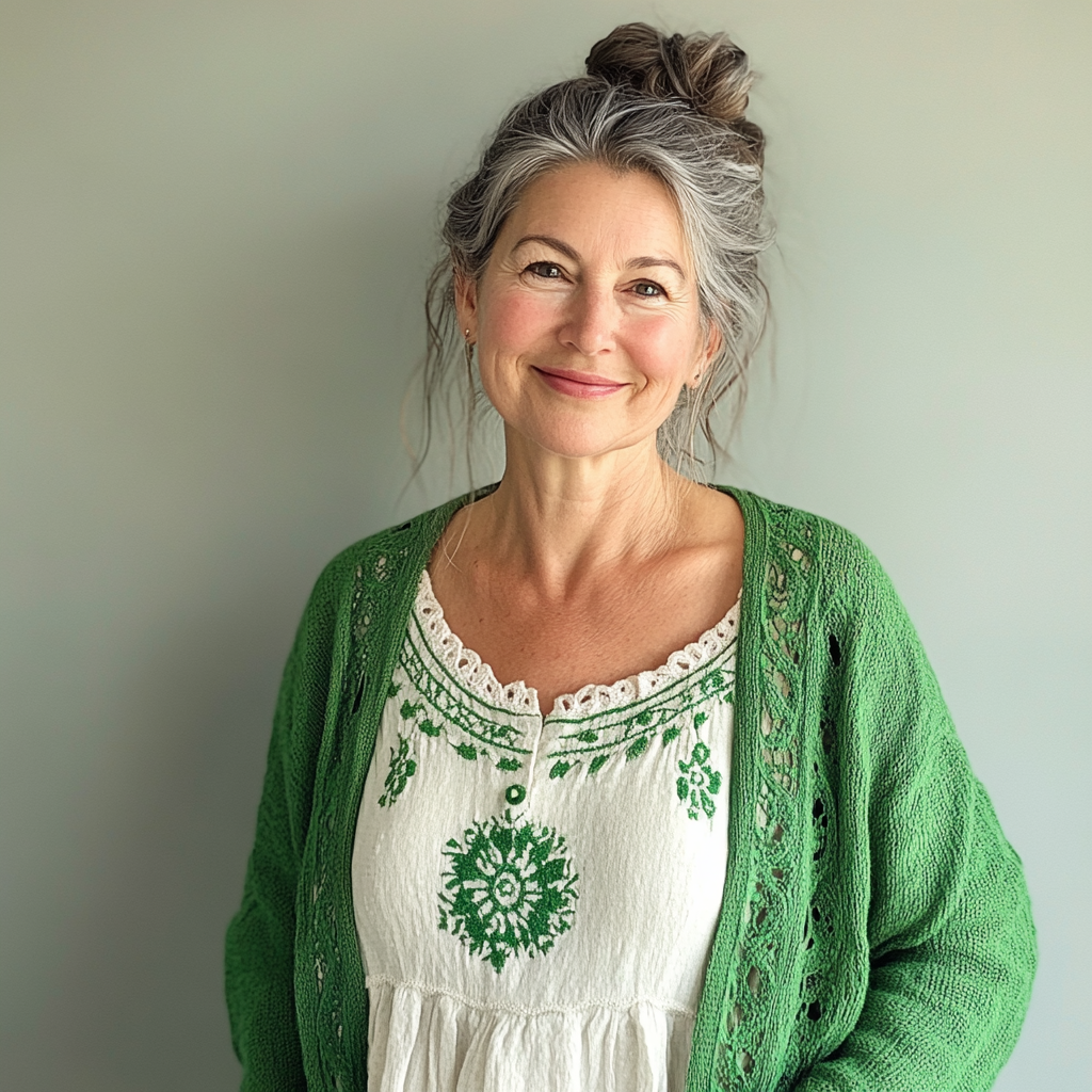 Una mujer mayor sonriente | Fuente: Midjourney