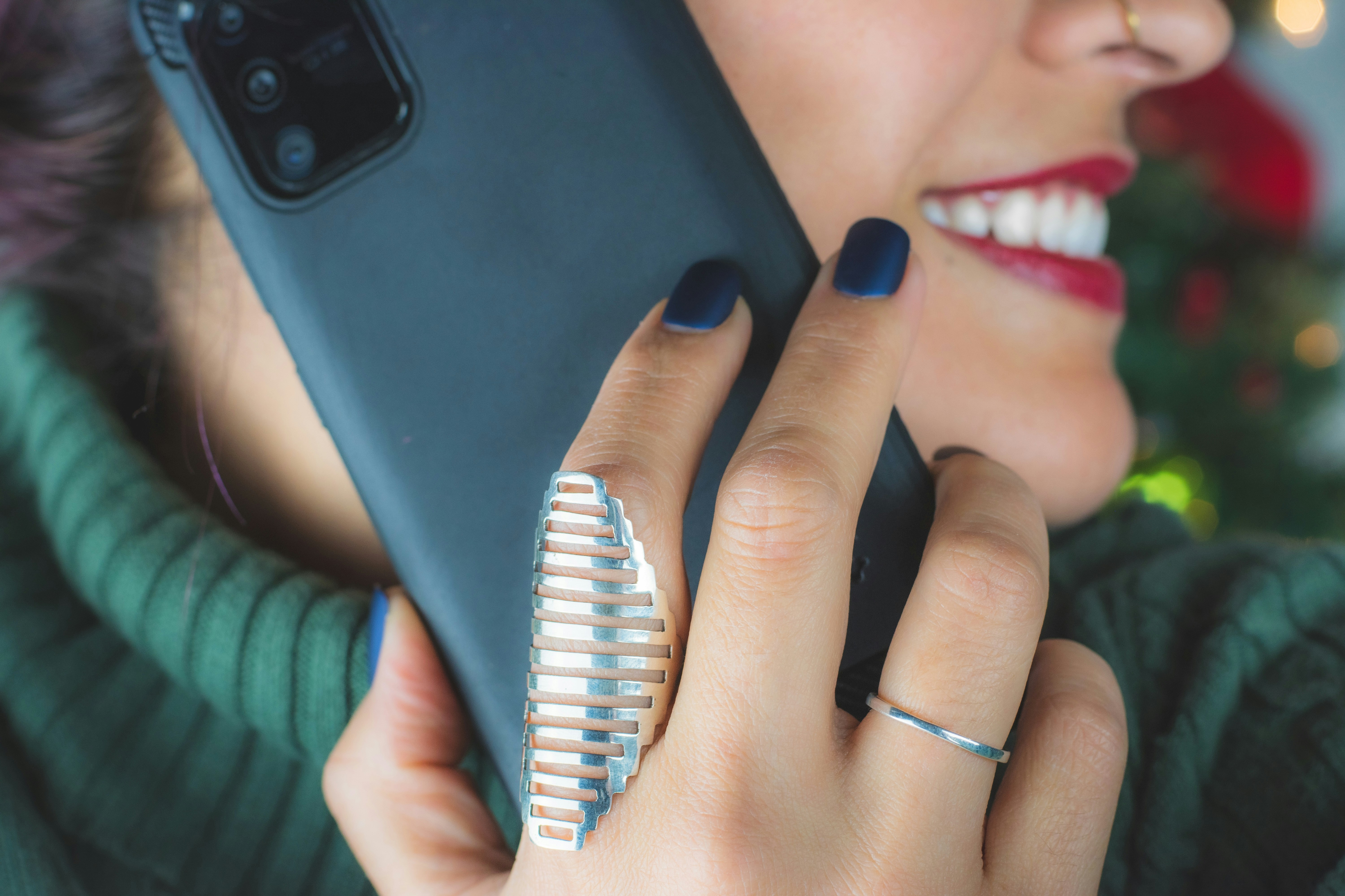 Una mujer hablando por teléfono | Fuente: Unsplash