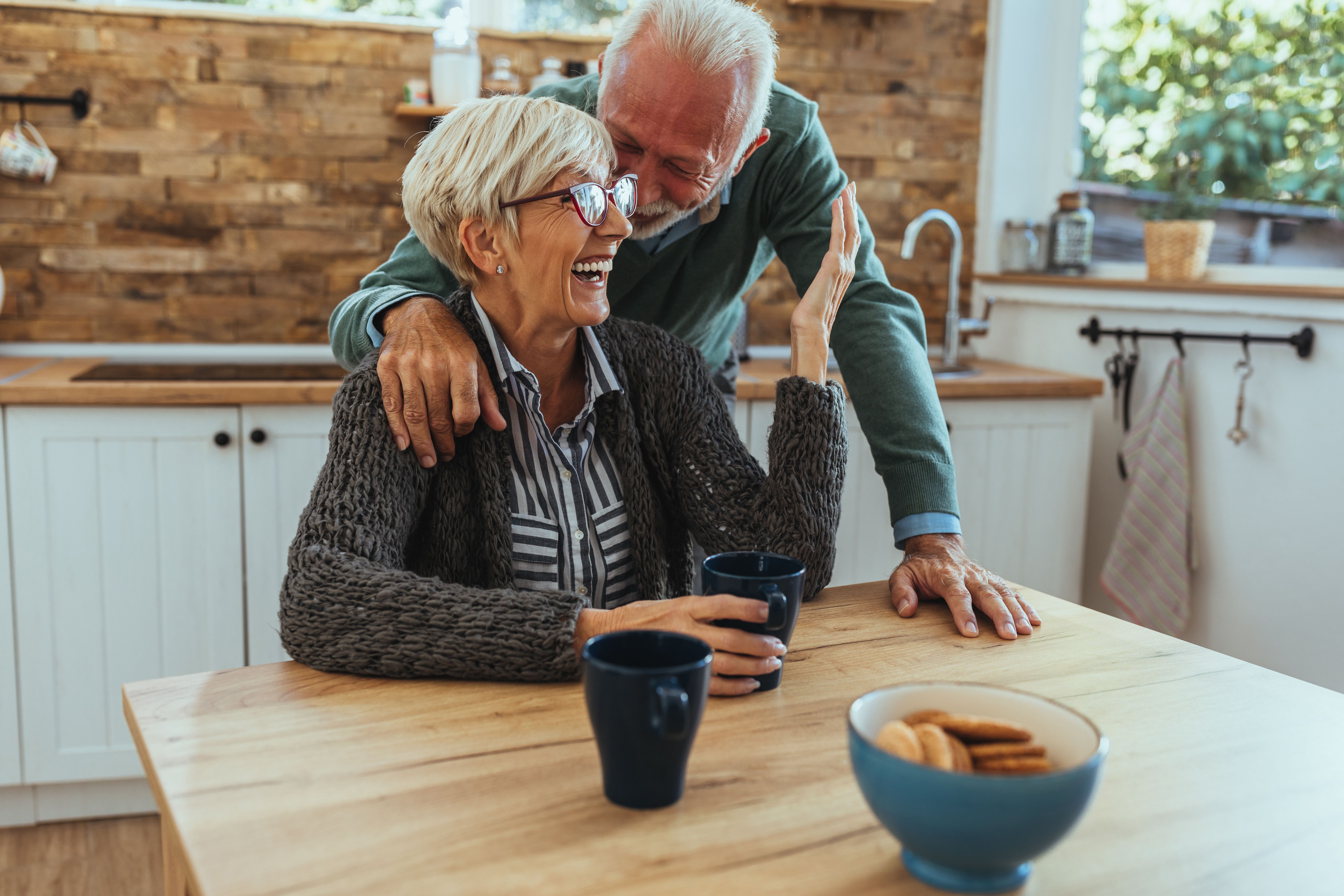 Una pareja de ancianos sonríe en la cocina. | Foto: Shutterstock