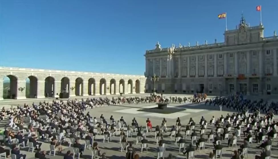 Asistentes en el evento del Palacio Real de Madrid en homenaje a las víctimas de coronavirus.  | Foto: Youtube/CANAL ENFERMERO - Consejo General Enfermería