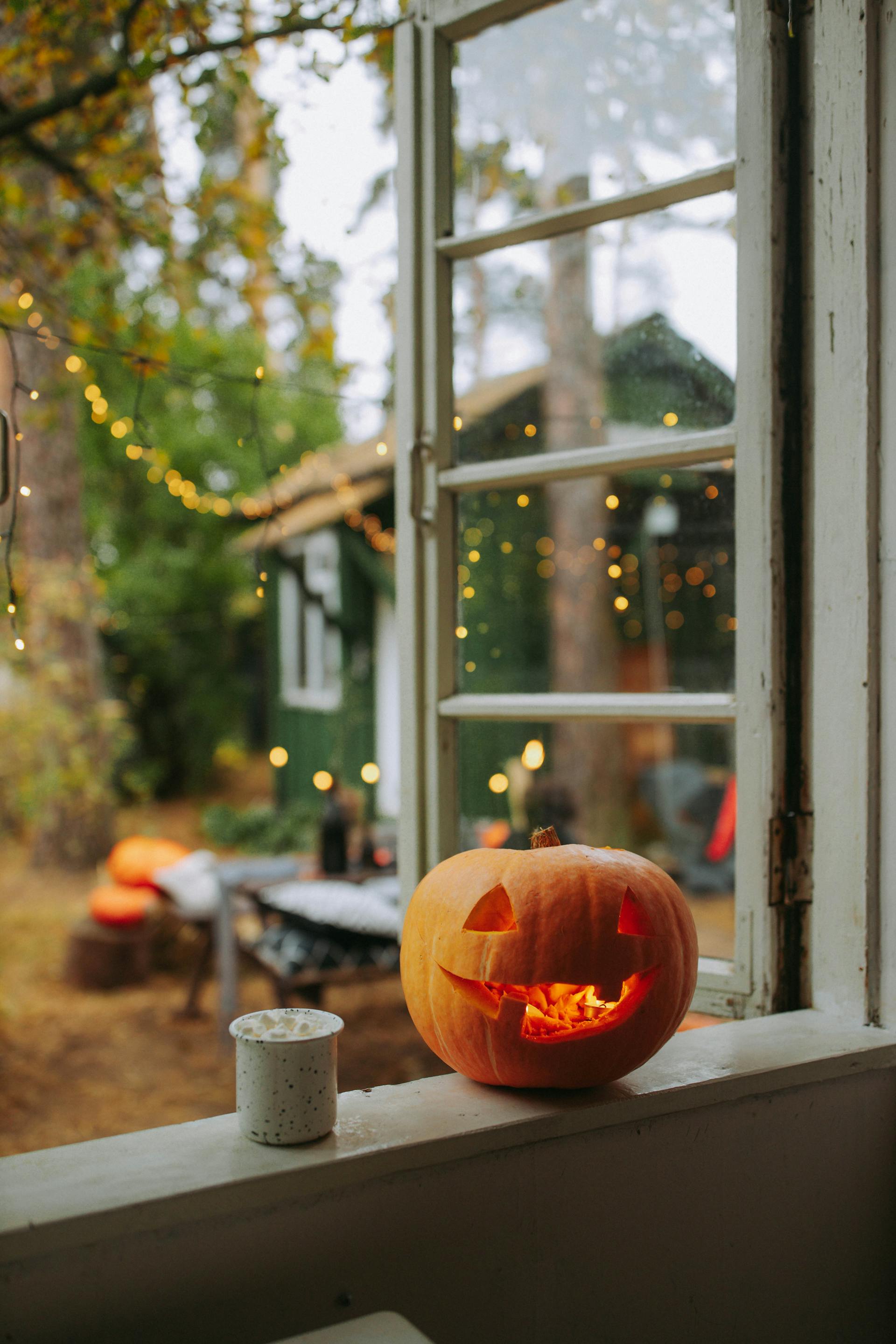 Una calabaza en la ventana de una casa durante Halloween | Fuente: Pexels