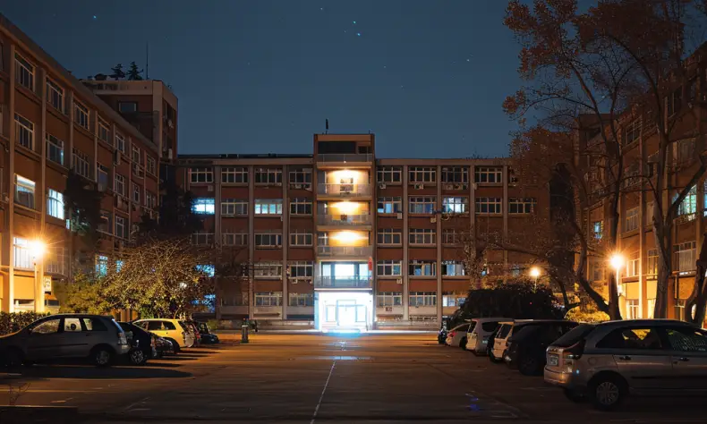 El exterior de un edificio hospitalario por la noche | Fuente: Midjourney