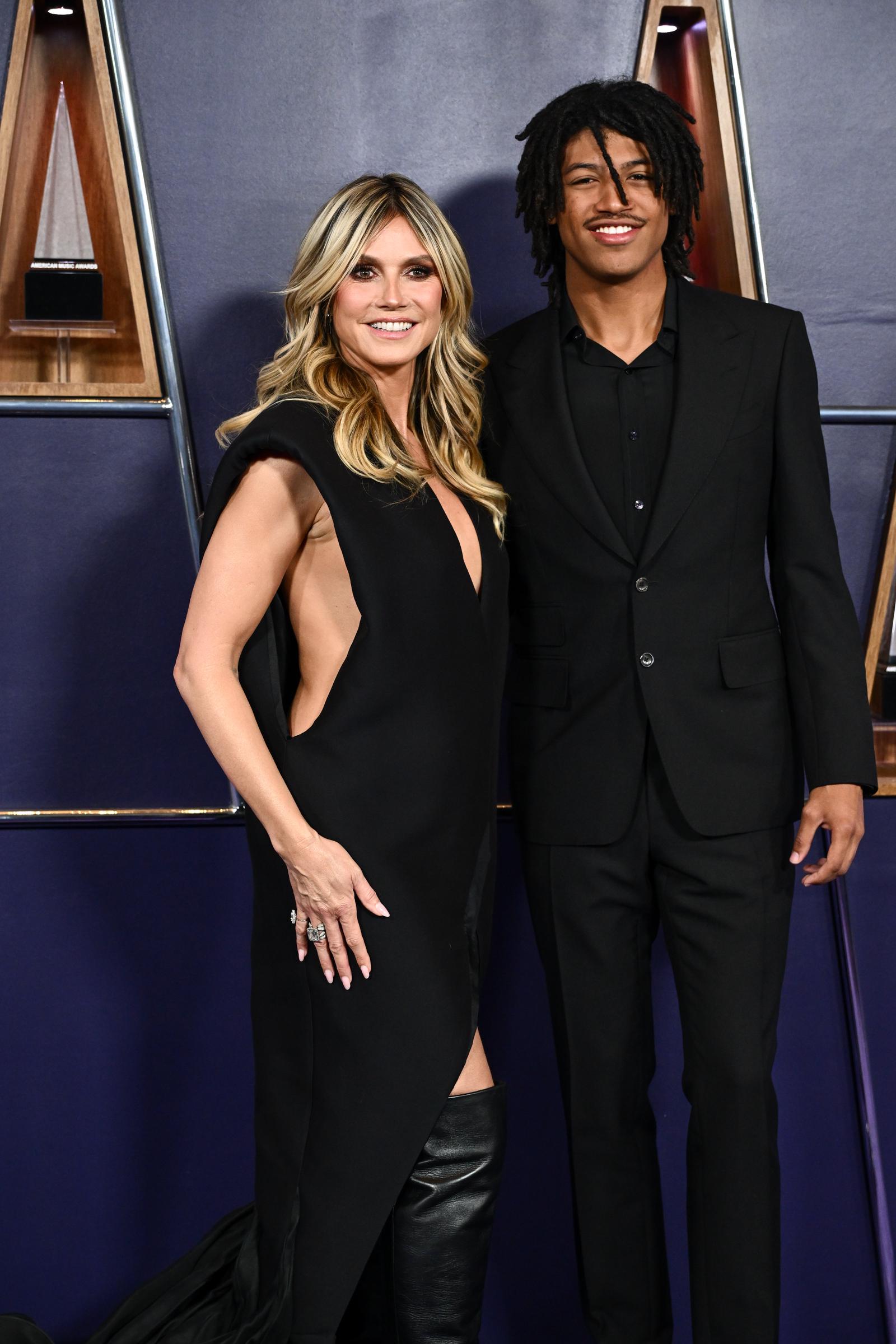 Heidi Klum y su hijo, Henry Samuel, del brazo en la alfombra púrpura de los AMAs. Las afiladas líneas del vestido de ella y el traje a medida de él dieron lugar a una elegante foto familiar bajo los reflectores.
