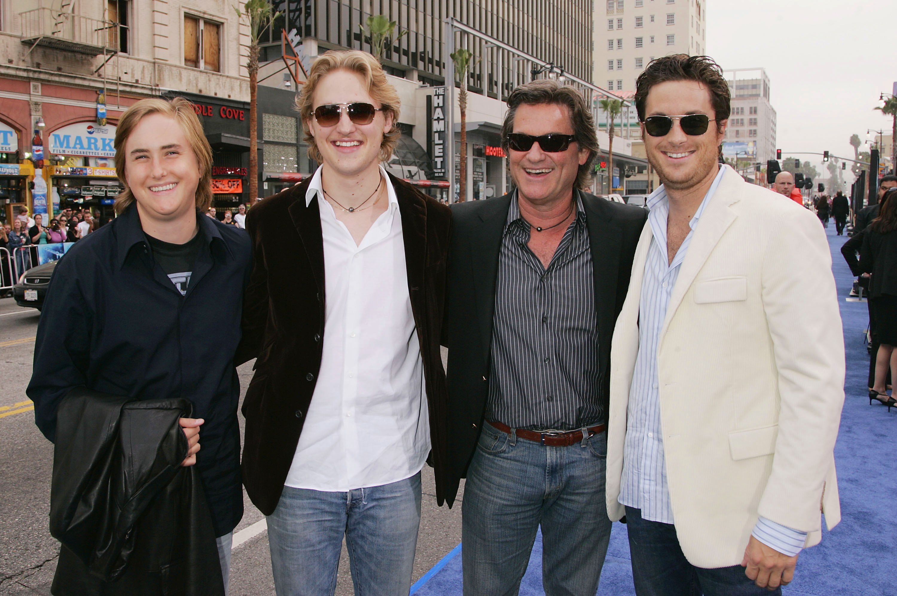 Wyatt, Boston, Kurt Russell y Oliver Hudson en el estreno de "Poseidon" el 10 de mayo de 2006 | Fuente: Getty Images