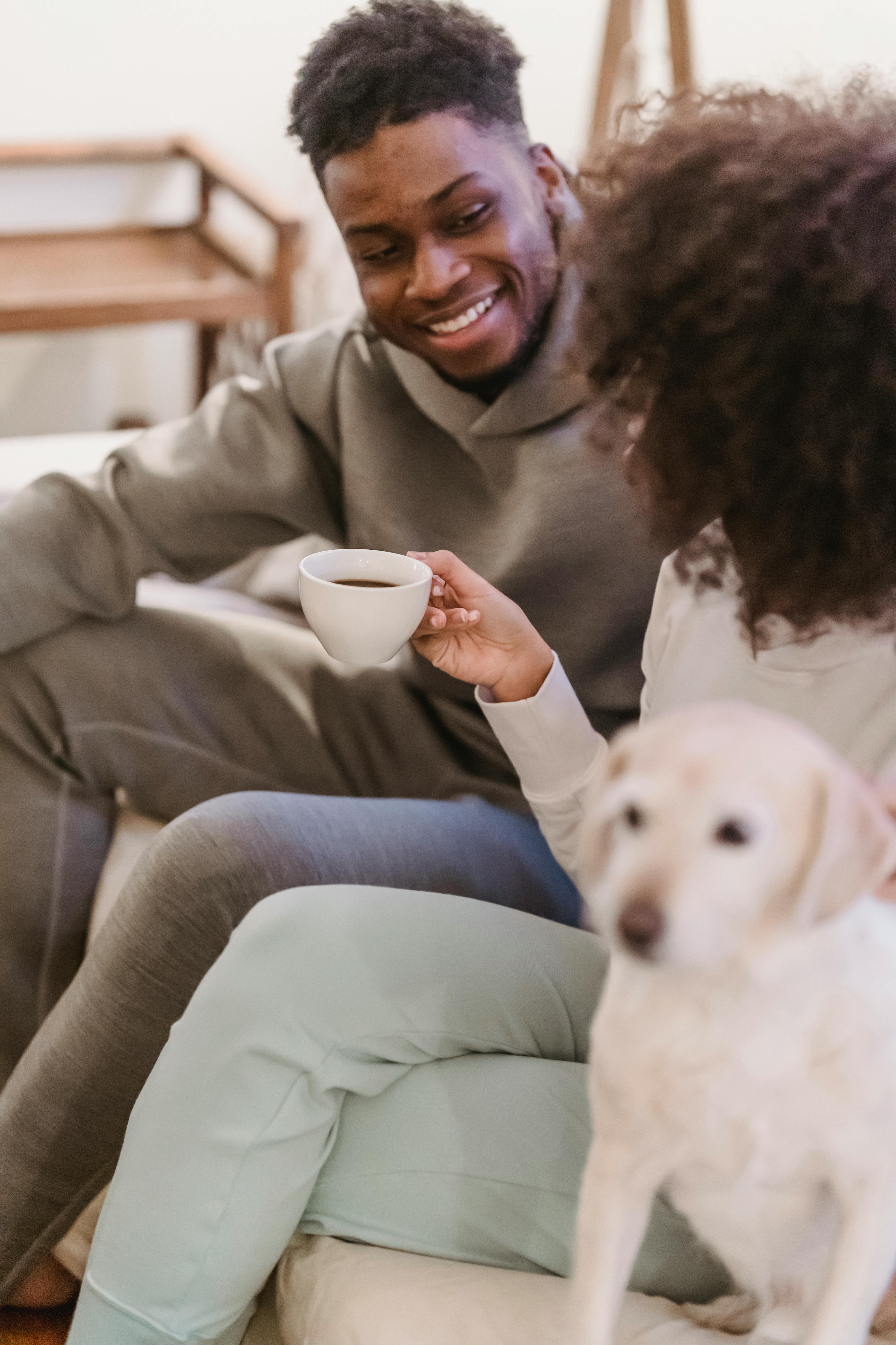 Un hombre sonriente mirando a su pareja | Fuente: Pexels