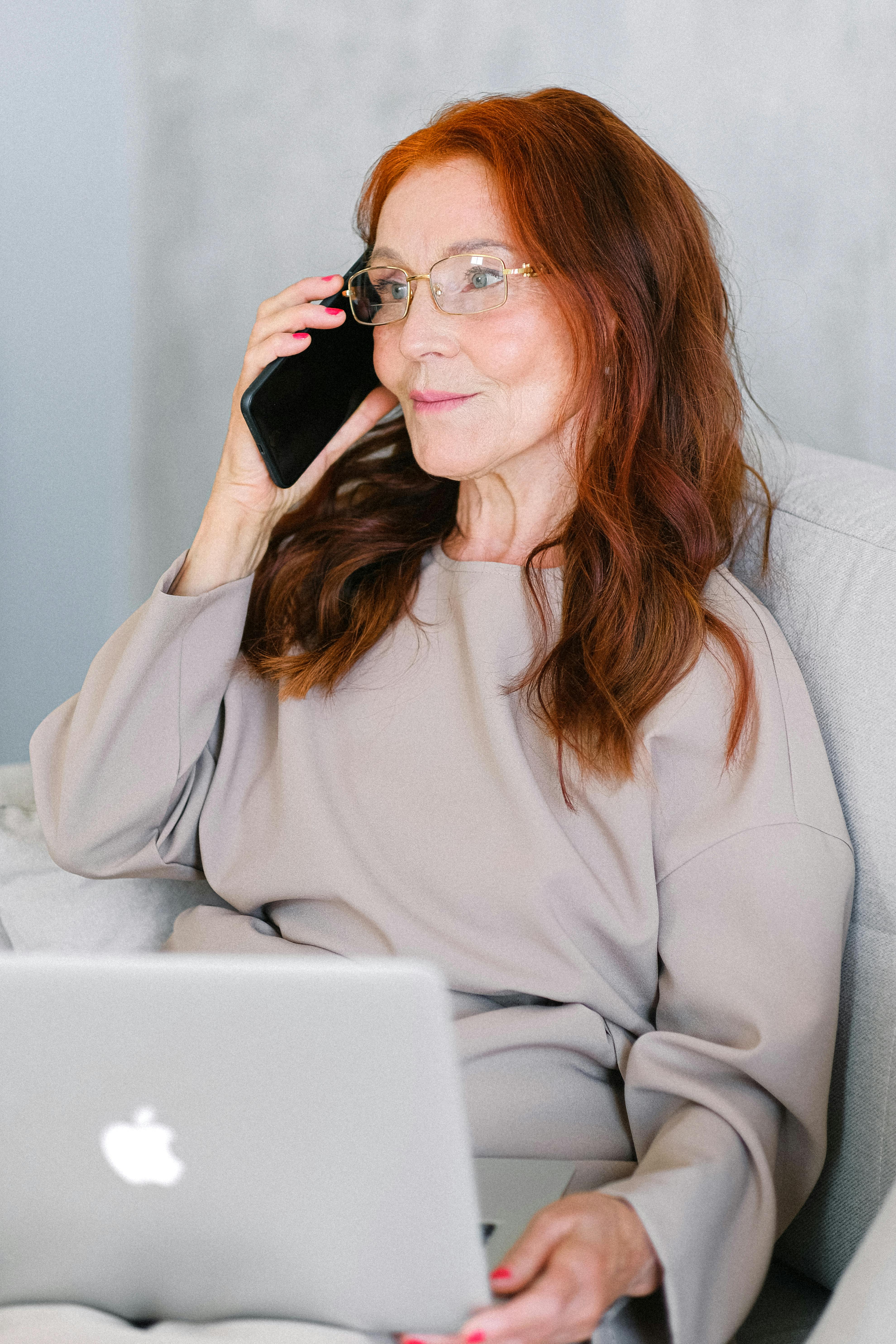 Mujer al teléfono | Fuente: Pexels