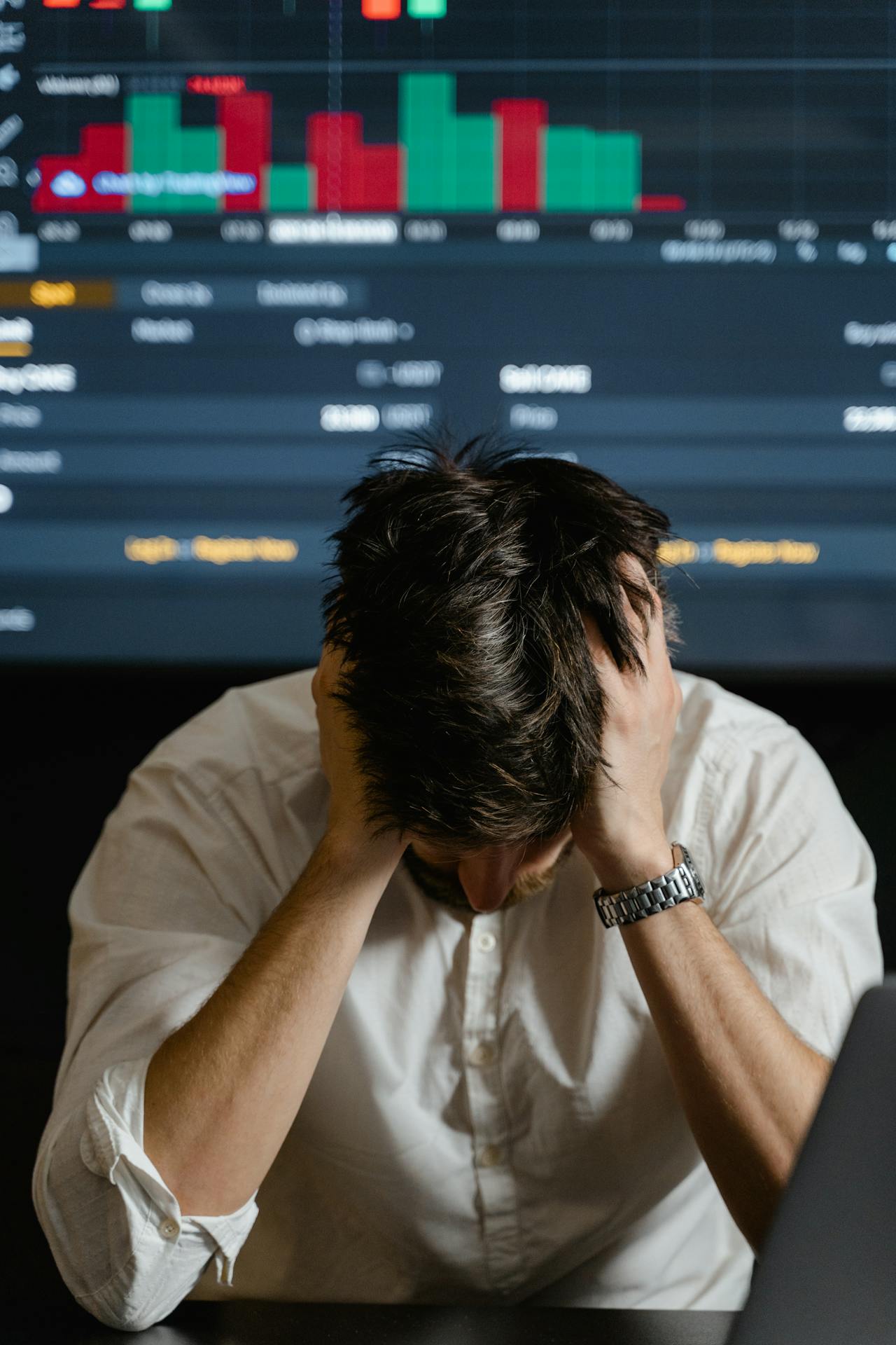 Un hombre estresado en su oficina | Fuente: Pexels