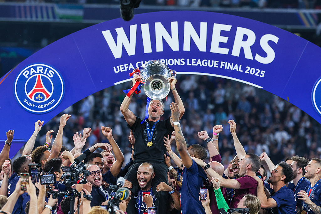 Luis Enrique, director técnico del Paris Saint-Germain FC, levanta el trofeo y celebra la victoria en la Final de la Champions League 2025 durante el partido final de la UEFA Champions League 2024/25 entre el Paris Saint-Germain FC y el FC Internazionale en el Football Arena de Múnich. | Foto: Getty Images