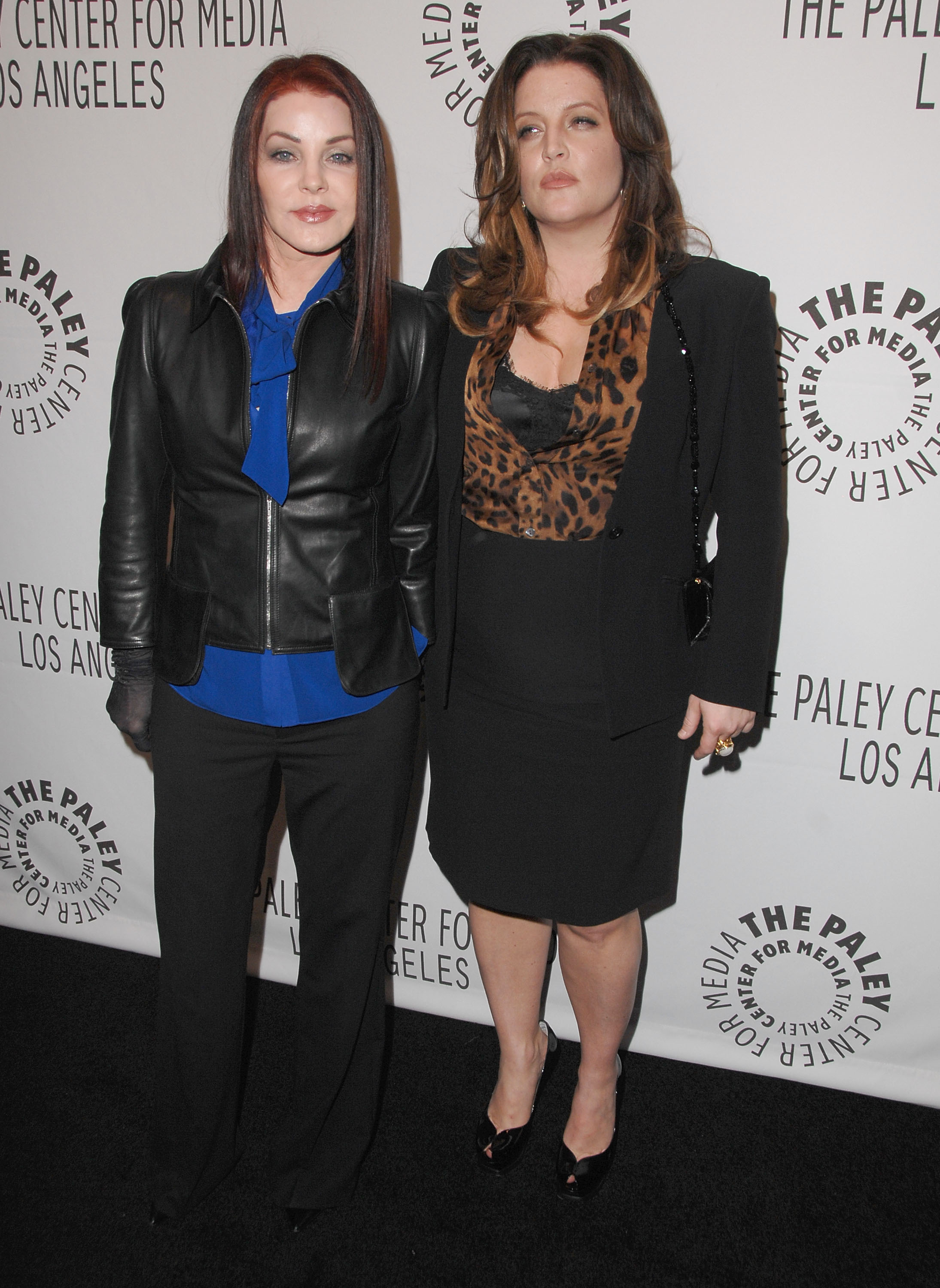 Priscilla Presley y Lisa Marie Presley en el estreno de "Elvis 68 Comeback Special" en Arclight Cinemas, el 14 de marzo de 2008 en Hollywood, California. | Foto: Getty Images