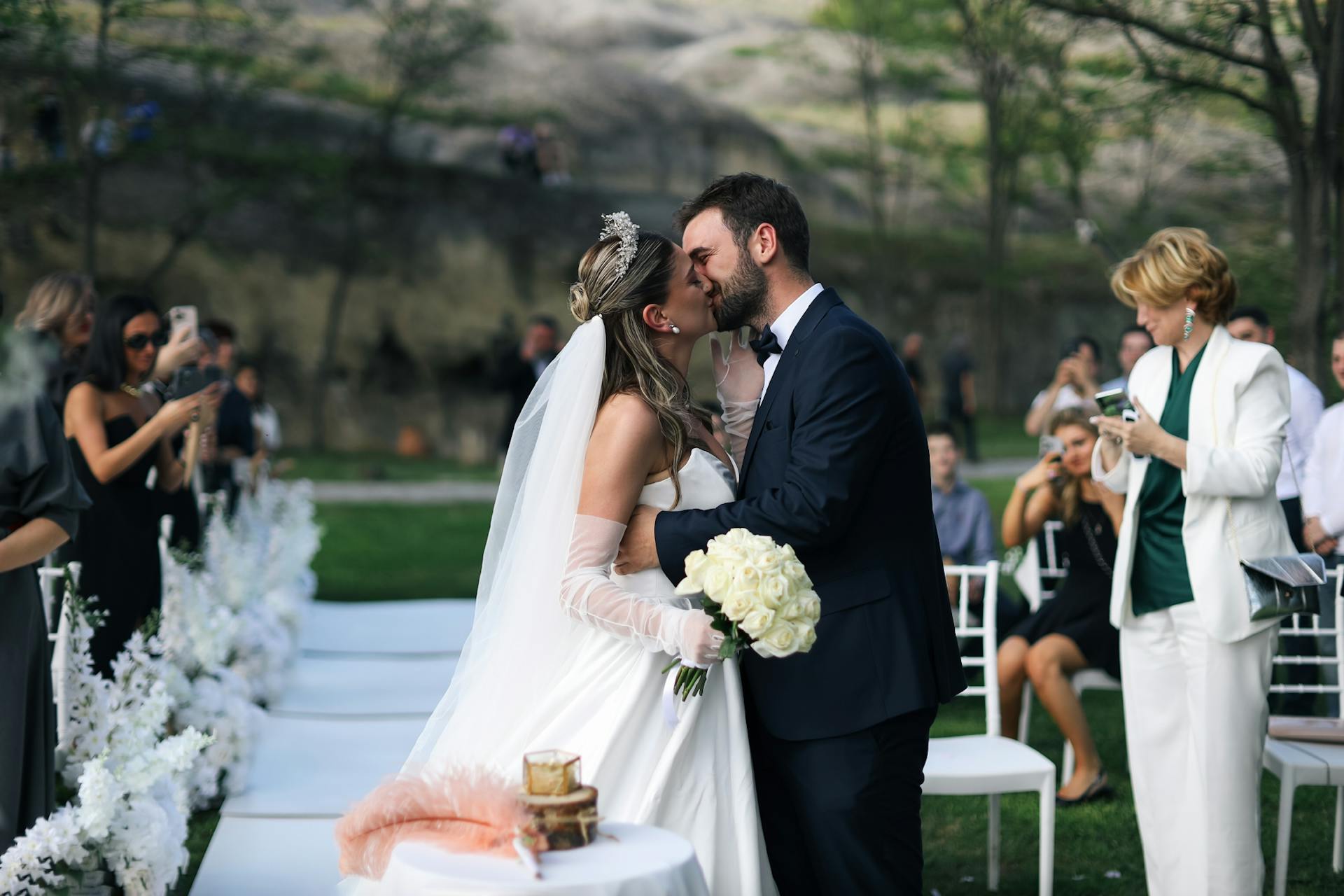 Una pareja de recién casados sellando sus votos con un beso | Fuente: Pexels
