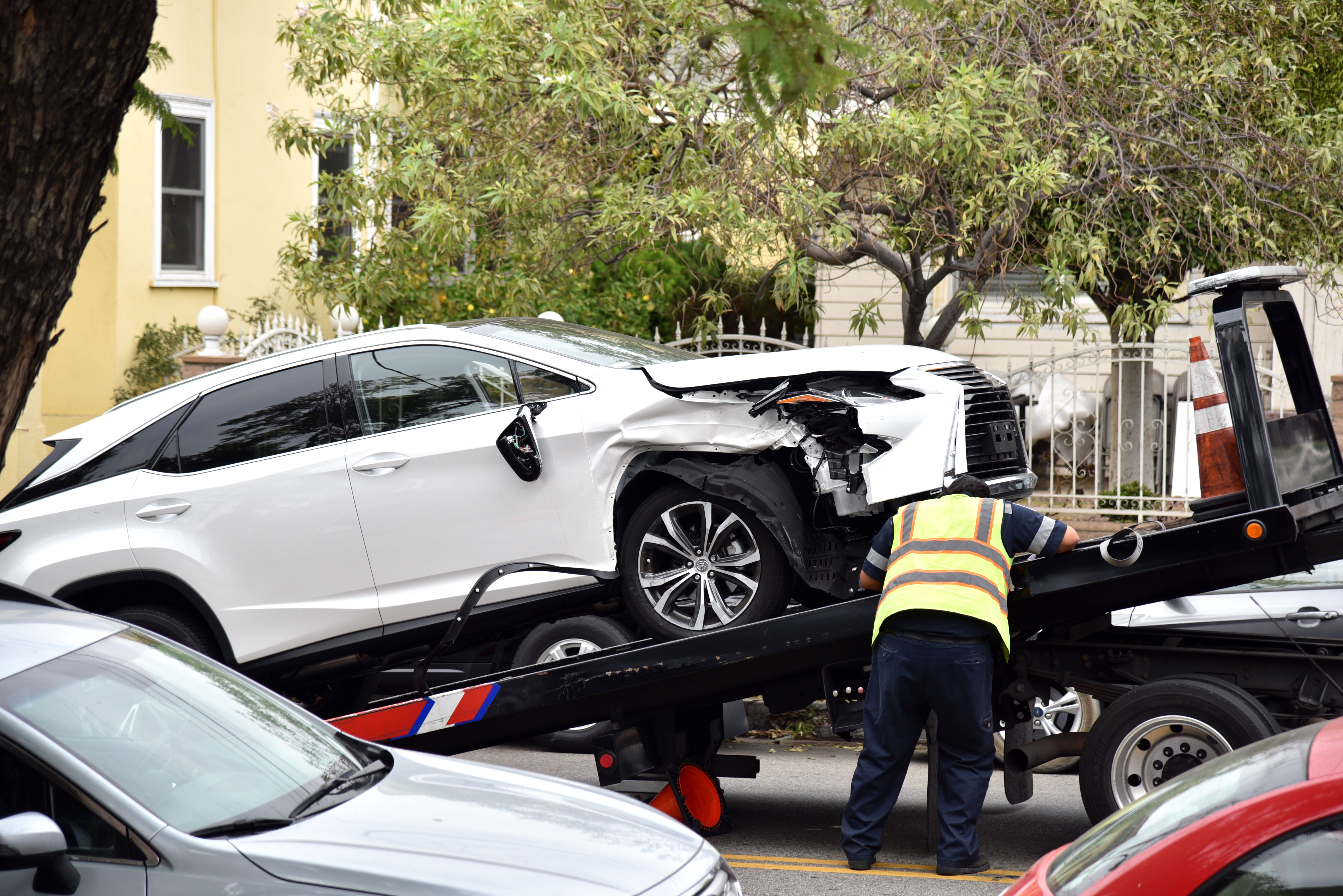 Grúa remolcando un automóvil chocado | Foto: Shutterstock