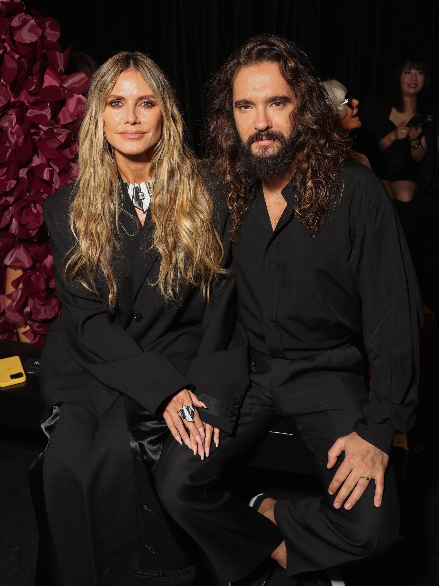 Heidi Klum y Tom Kaulitz en el desfile Messika Paris Womenswear Primavera-Verano 2025 durante la Semana de la Moda de París el 26 de septiembre de 2024, en Francia. | Fuente: Getty Images