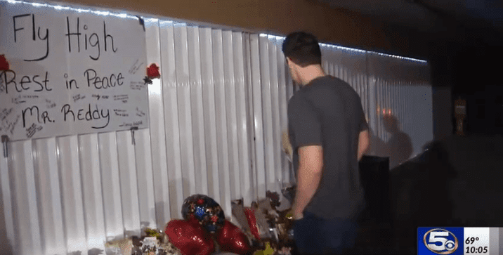 Flores y globos fueron colocados fuera de la tienda en honor al empleado asesinado-Imagen tomada de YouTube-KRGW