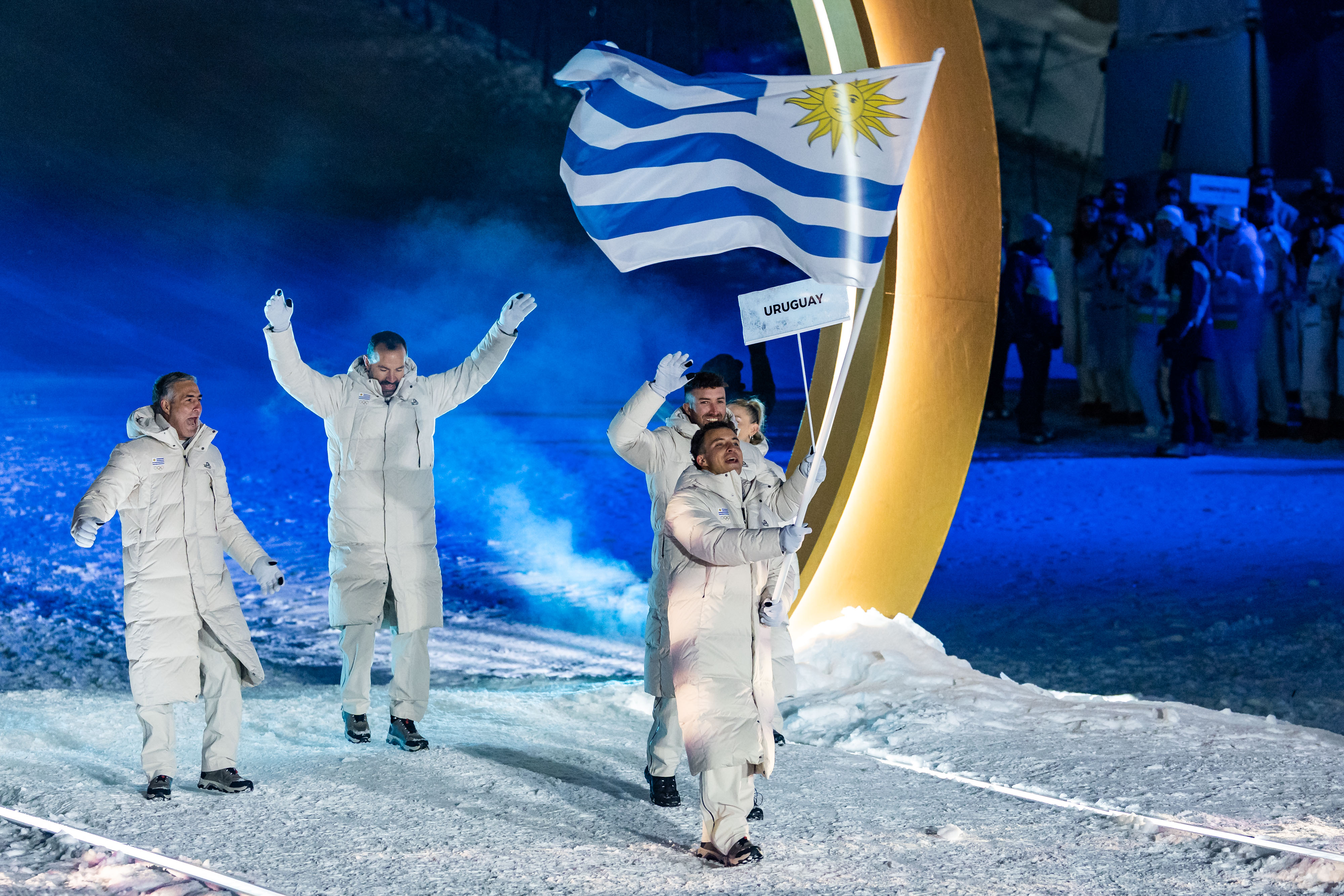 Nicolas Pirozzi Mayer, del equipo uruguayo, y otros miembros del equipo ingresan al estadio de los Juegos Olímpicos de Invierno Milano Cortina 2026 en el Snowpark de Livigno el 6 de febrero de 2026 en Livigno, Italia. | Fuente: Getty Images