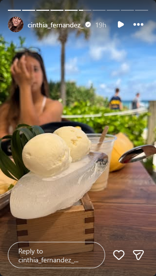 Cinthia Fernández disfrutando de la gastronomía durante sus vacaciones en Miami | Fuente: Instagram Stories/cinthia_fernandez_