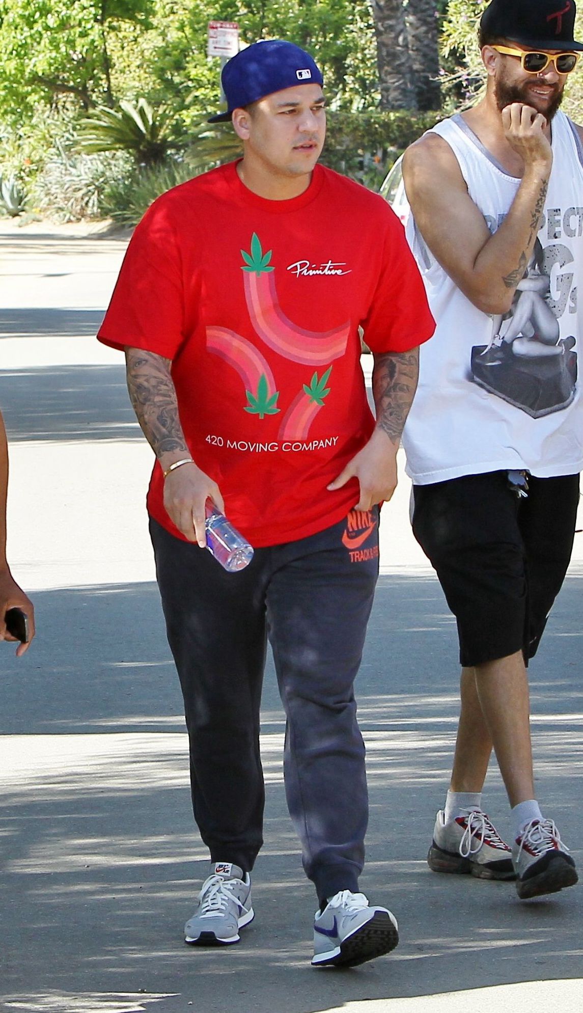 En esta foto se ve a Rob Kardashian con una camiseta roja y una gorra de béisbol azul durante una salida informal en 2015. Por aquel entonces, casi nunca se le veía en público, mientras que su familia seguía mostrando su preocupación por su alejamiento de los focos. | Fuente: Foto de paparazzi.