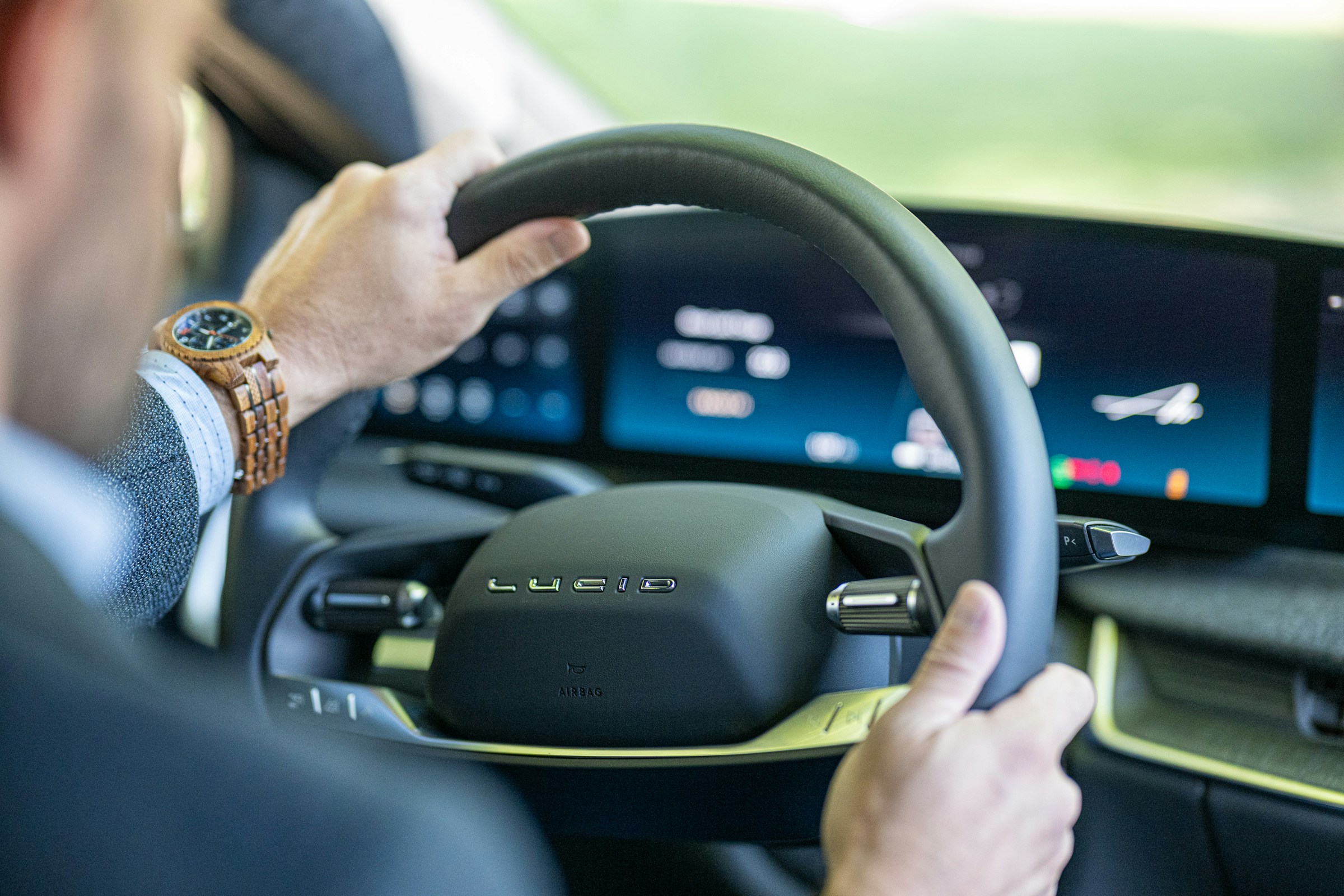 Un hombre conduciendo un Automóvil | Fuente: Unsplash