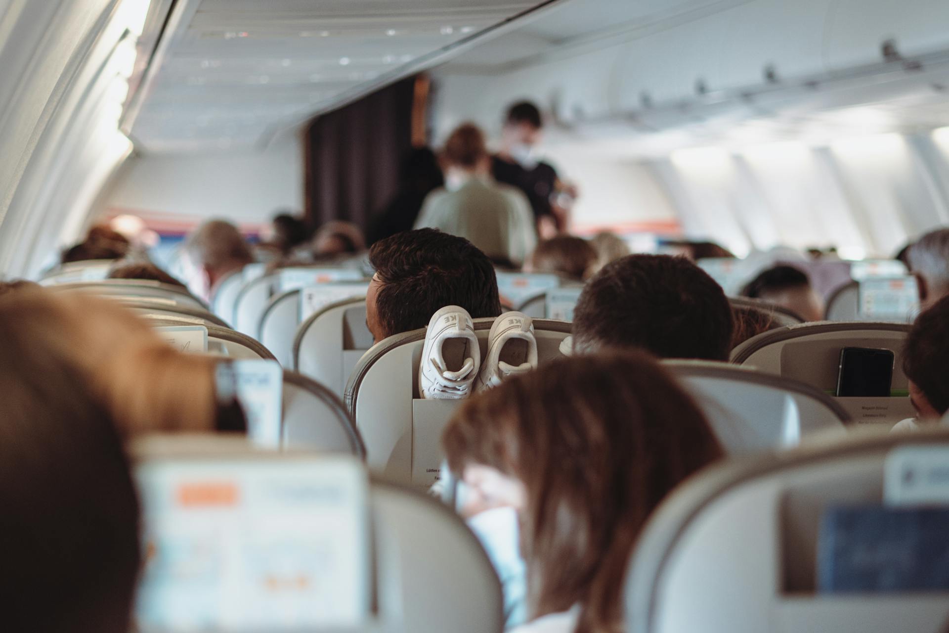 Gente en un avión | Fuente: Pexels