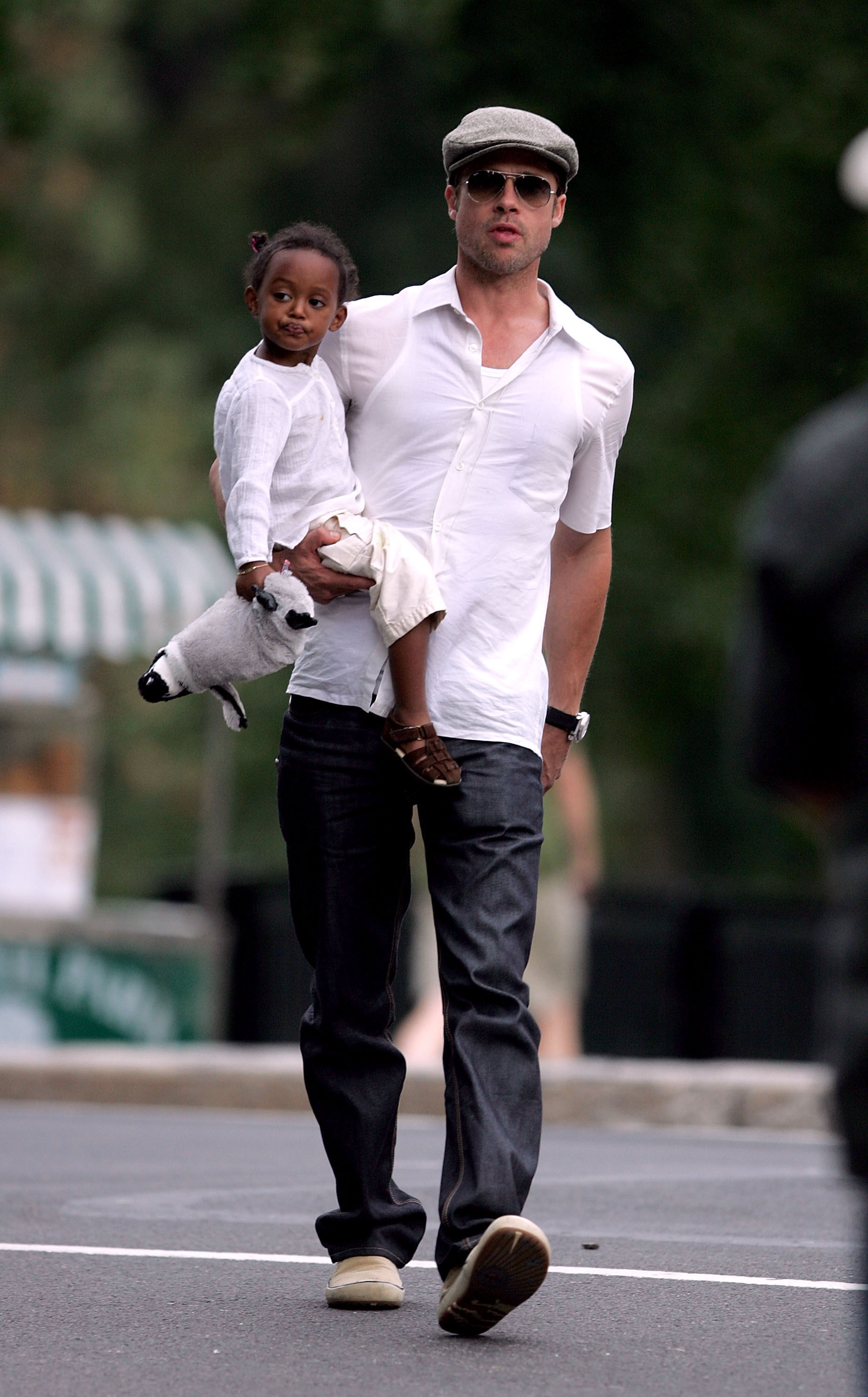 Brad Pitt y Zahara Jolie-Pitt visitan Central Park, en Nueva York, el 28 de agosto de 2007 | Fuente: Getty Images