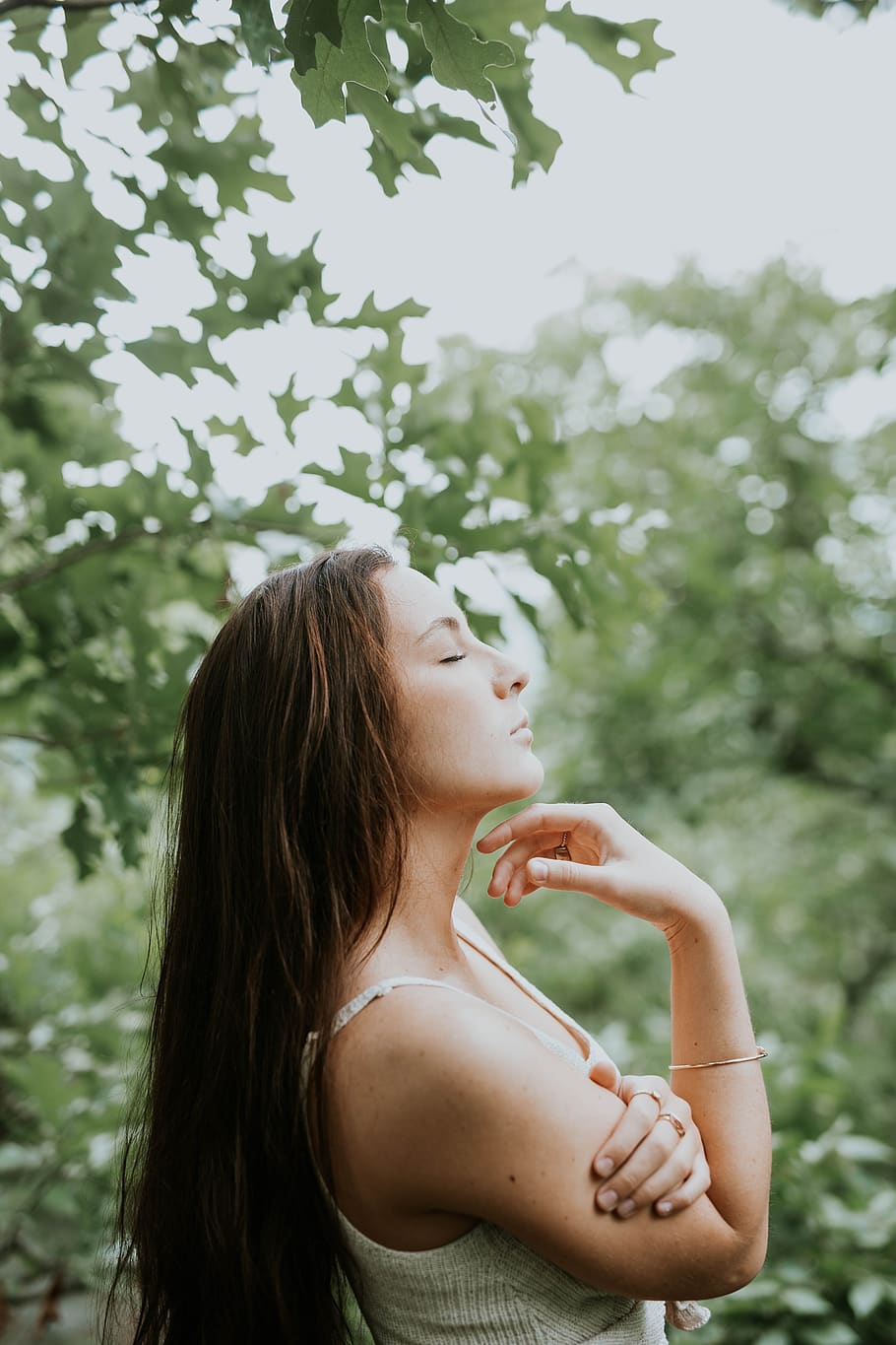 Mujer posando de perfil con una larga cabellera rodeada de naturaleza. | Foto: PxFuel