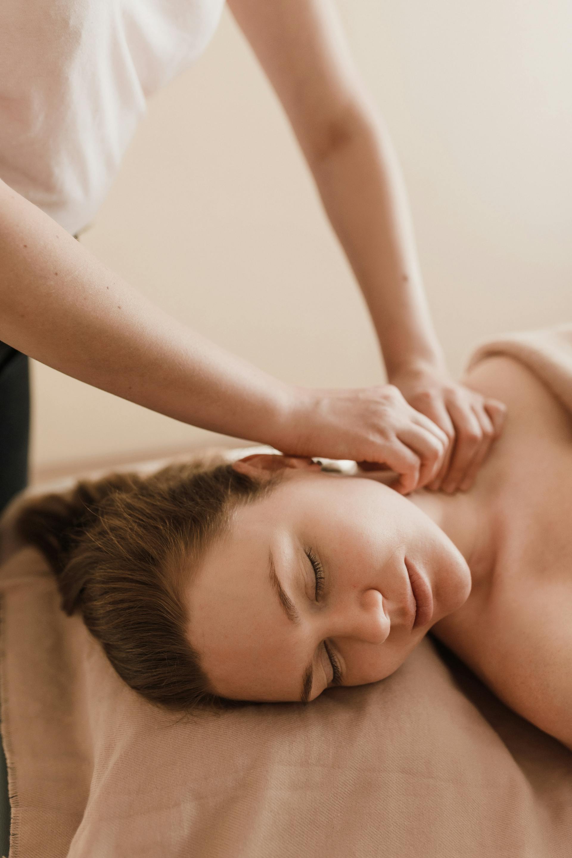 Una mujer recibiendo un masaje | Fuente: Pexels