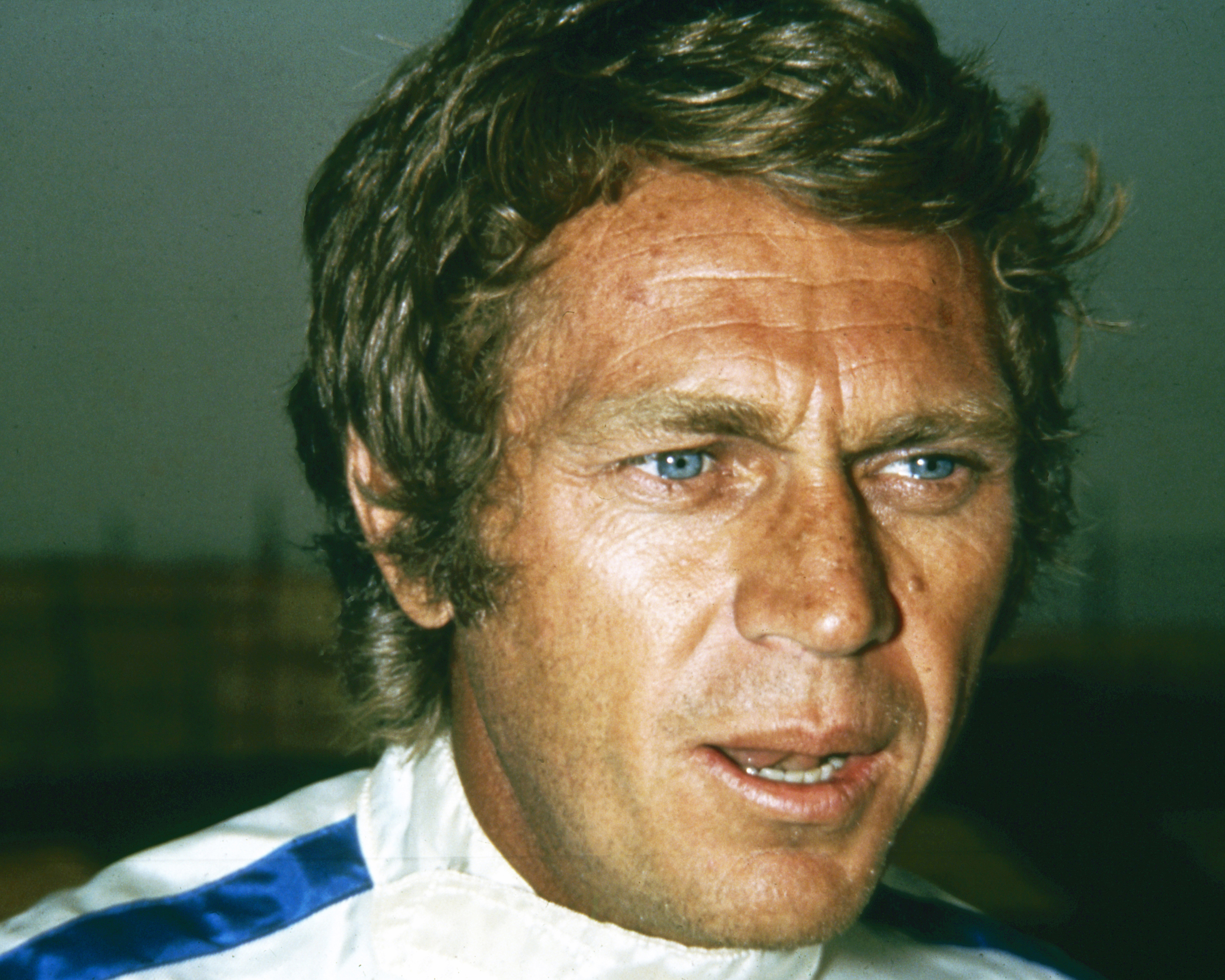 El actor y piloto estadounidense Steve McQueen (1930 - 1980) en el set de "Le Mans," alrededor de 1971. | Fuente: Getty Images