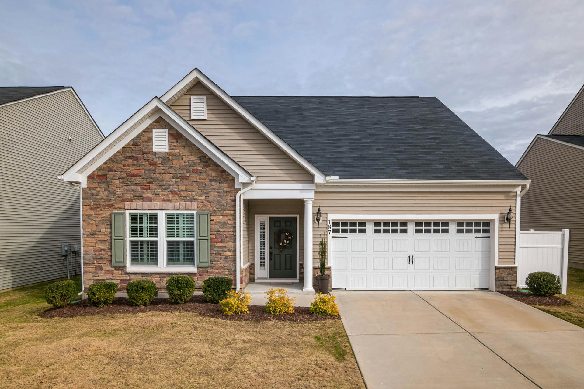 Una casa suburbana | Fuente: Pexels