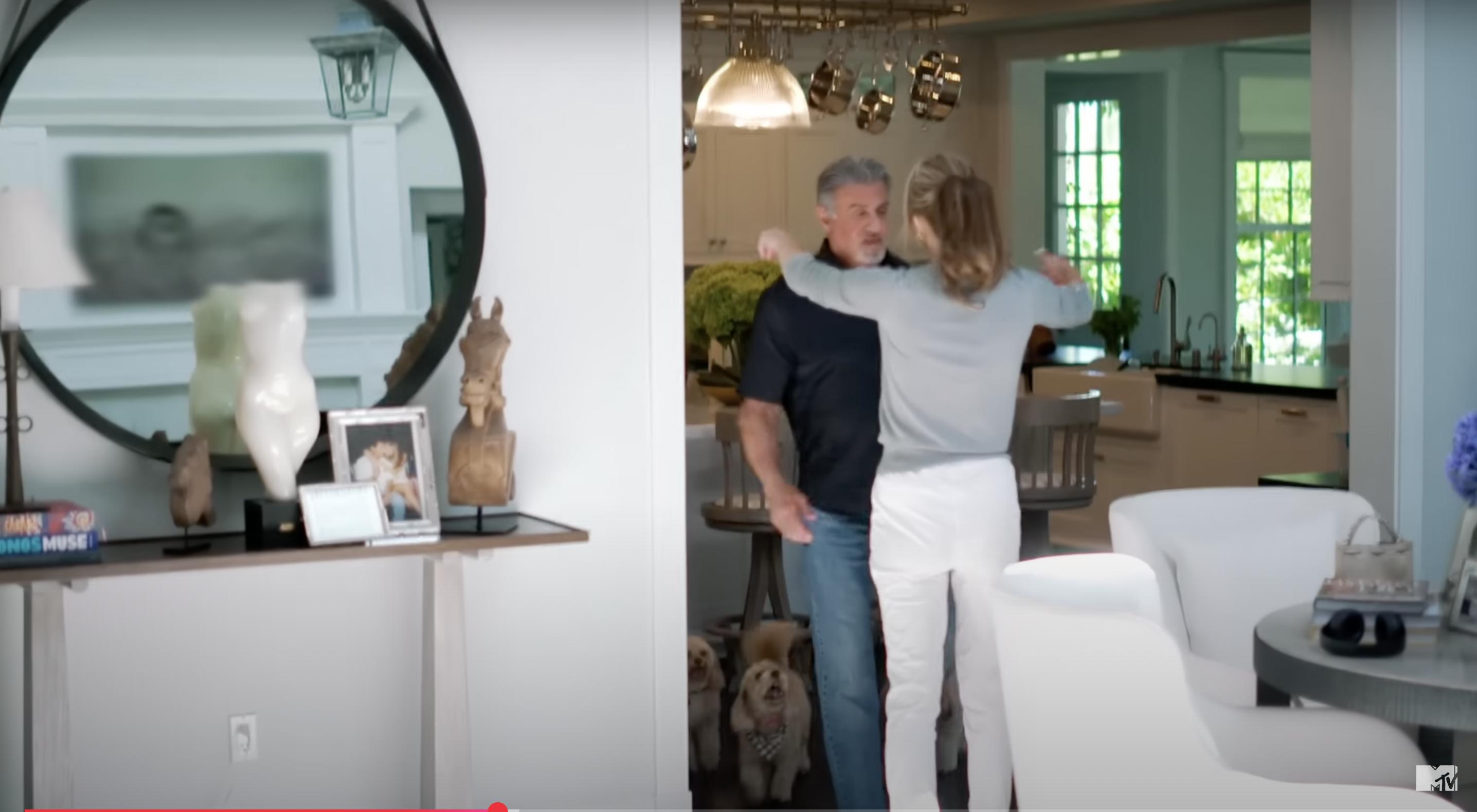 Sylvester Stallone y Jennifer Flavine en el interior de su casa, como se ve en un vídeo del 12 de febrero de 2024 | Fuente: YouTube/@mtvreality