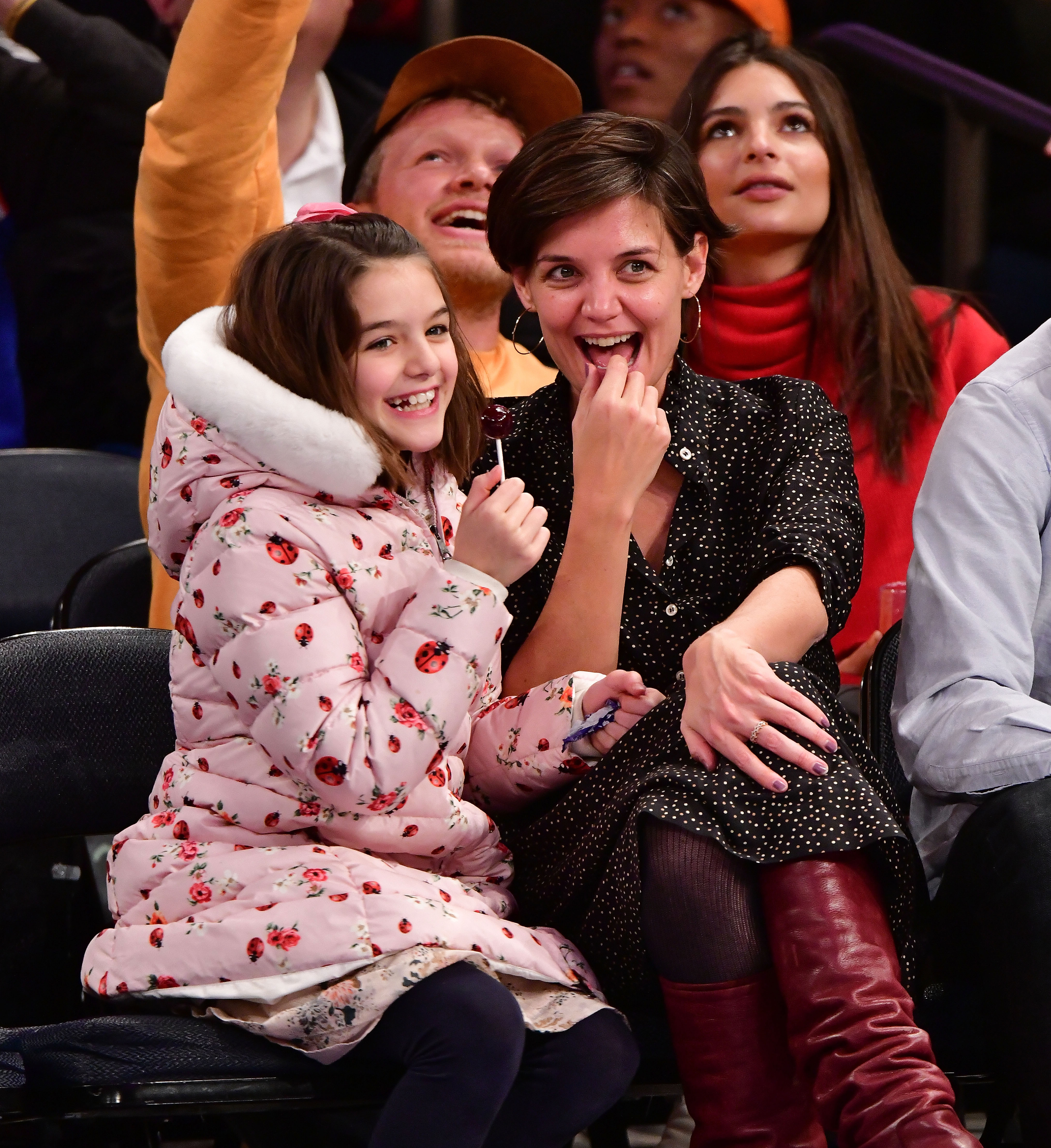 Suri Cruise y Katie Holmes asisten a un partido de baloncesto en el Madison Square Garden el 16 de diciembre de 2017 en Nueva York | Fuente: Getty Images