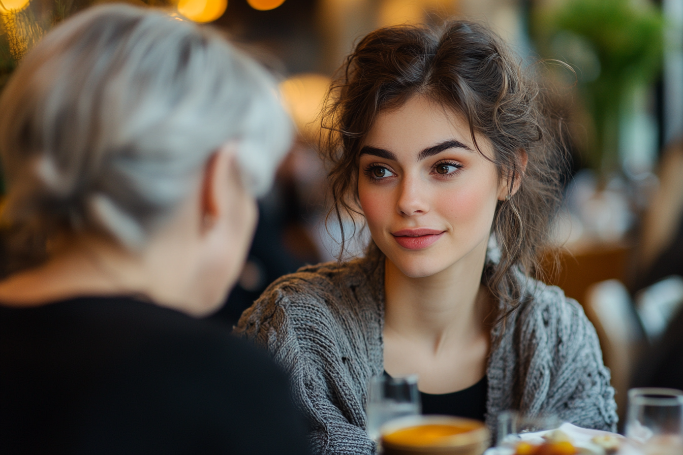 Una mujer conversando con su suegra durante el almuerzo | Fuente: Midjourney