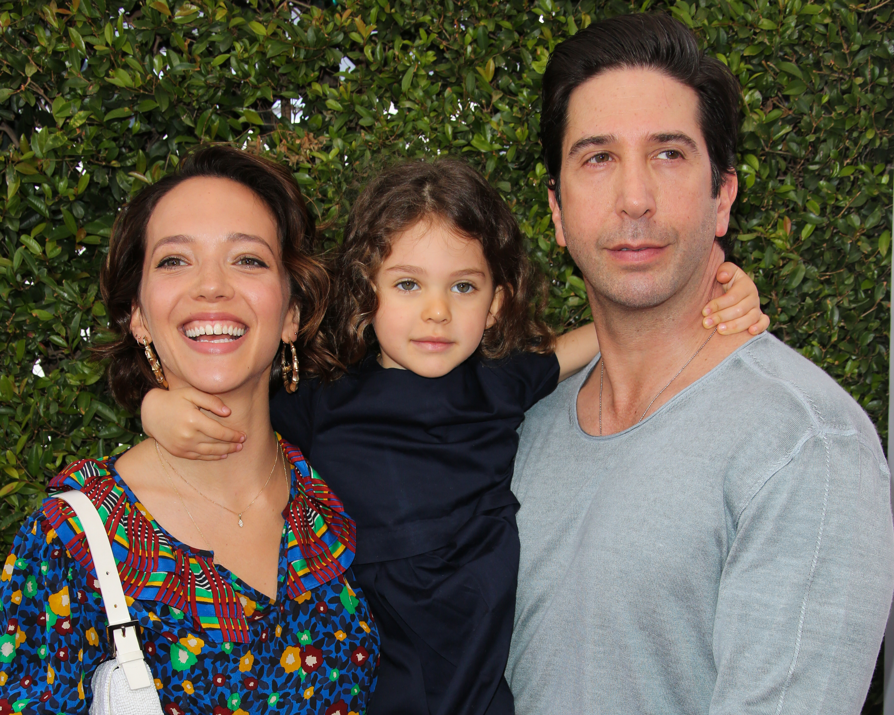 Zoe Buckman y David Schwimmer con Cleo Buckman Schwimmer en la 12ª Gala Benéfica Anual John Varvatos Stuart House el 26 de abril de 2015, en Los Ángeles, California | Fuente: Getty Images